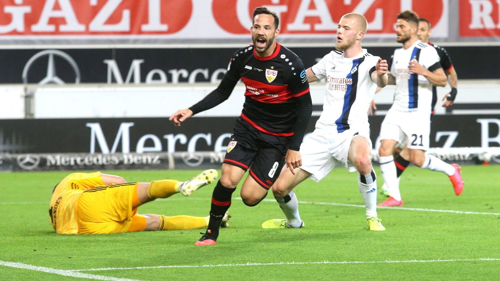 
                <strong>Traditions-Kracher: VfB Stuttgart gegen Hamburger SV</strong><br>
                Bei den meisten HSV-Fans dürfte beim Anblick dieses Bildes schlechte Erinnerungen hochkommen. Vor gut zwei Jahren - beim jüngsten Aufeinandertreffen der Traditionsklubs - führten die Hamburger in Stuttgart bereits mit 2:0, ehe der VfB durch Wataru Endo, Nicolas Gonzalez und Gonzalo Castro, der in der Nachspielzeit traf, das Spiel drehte. Für den HSV war es der Beginn eines verkorksten Saison-Endspurts mit dem Ergebnis des erneut verpassten Aufstiegs. Ob ein solches Duell in der Relegation für ähnlich viel Spektakel sorgen könnte?
              