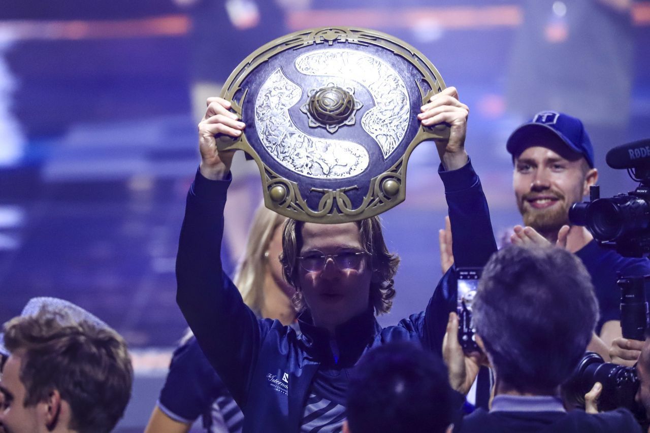 Platz 5: "Topson" –- Topias Taavitsainen (Mitte). Multimillionär durchs Daddeln - der Traum vieler junger Menschen. Der Finne Topson ist Teil des Dota 2-Teams "OG". Deren Mitglieder haben bislang die höchsten Summen an Preisgeldern gewonnen. Topson hat bisher 5,4 Millionen US-Dollar einkassiert.