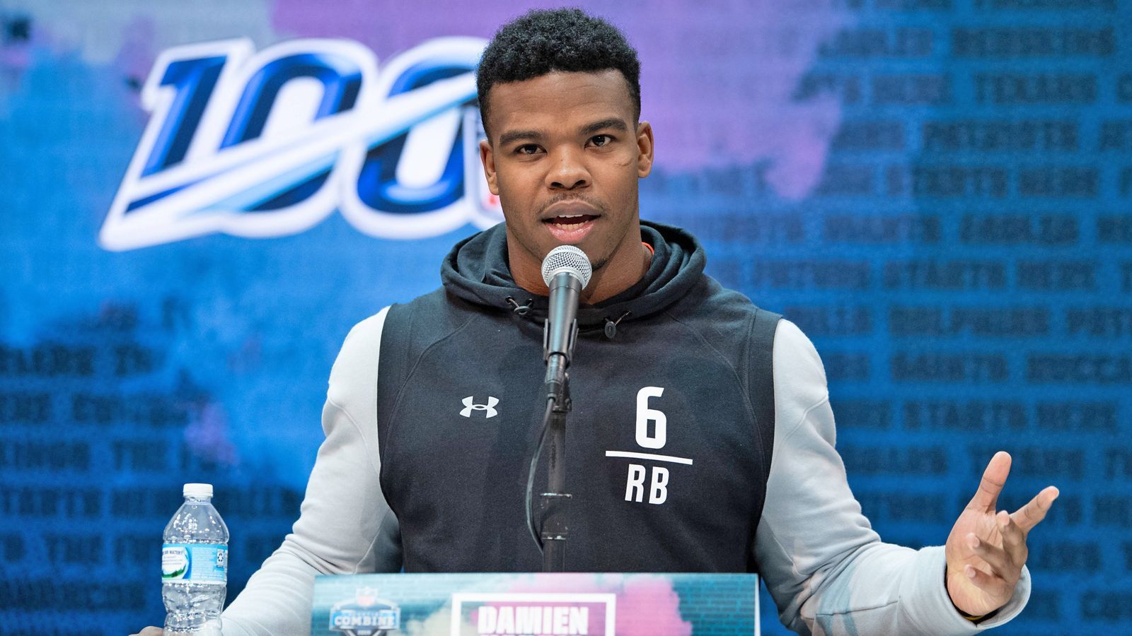 
                <strong>Draft 2019, Pick 87: Damien Harris</strong><br>
                Und schon wieder tradeten die Patriots mit den Chicago Bears. Diesmal erhielten die Bears den Drittrundenpick, den die Patriots 2018 schon von den Lions erhalten hatten. New England bekam die Auswahl-Spots Nummer 87 und 162 und einen Viertrundenpick im Draft 2020. Und mit dem 87. pickten die Patriots Running Back Damien Harris.
              