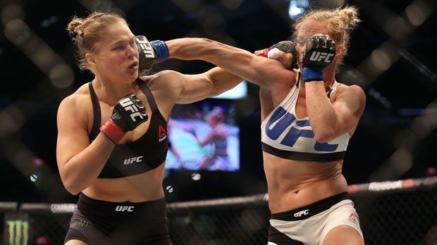 
                <strong>Ronda Rousey vs. Amanda Nunes</strong><br>
                Rousey hat einen Schwarzen Gürtel im Judo, Nunes einen im brasilianischen Jiu-Jitsu. Rousey gewann im Judo eine Bronzemedaille bei den Olympischen Spielen und eine Silbermedaille bei der WM.
              