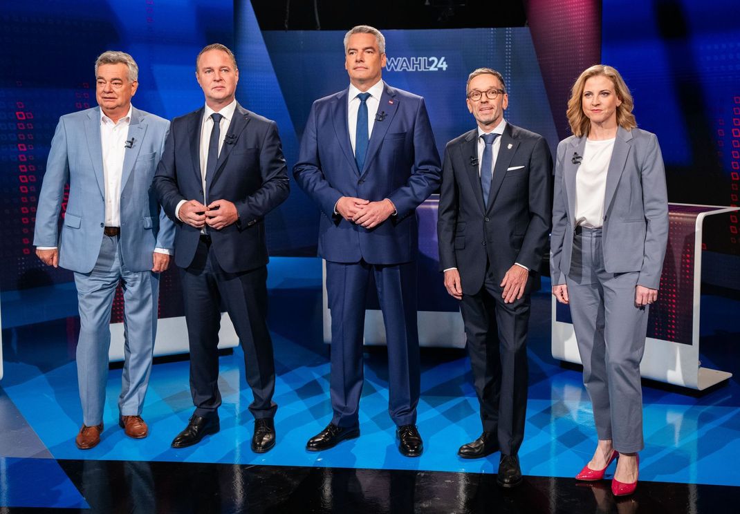 26. September 2024, Österreich, Wien, von links nach rechts: Vizekanzler Werner Kogler, SPÖ-Chef Andreas Babler, Bundeskanzler Karl Nehammer, FPÖ-Chef Herbert Kickl und NEOS-Chefin Beate Meinl-Reisinger posieren im Rahmen einer ORF-TV-"Elefantenrunde" mit allen Spitzenkandidat:innen anlässlich der bevorstehenden Nationalratswahl, die am 29. September stattfindet.