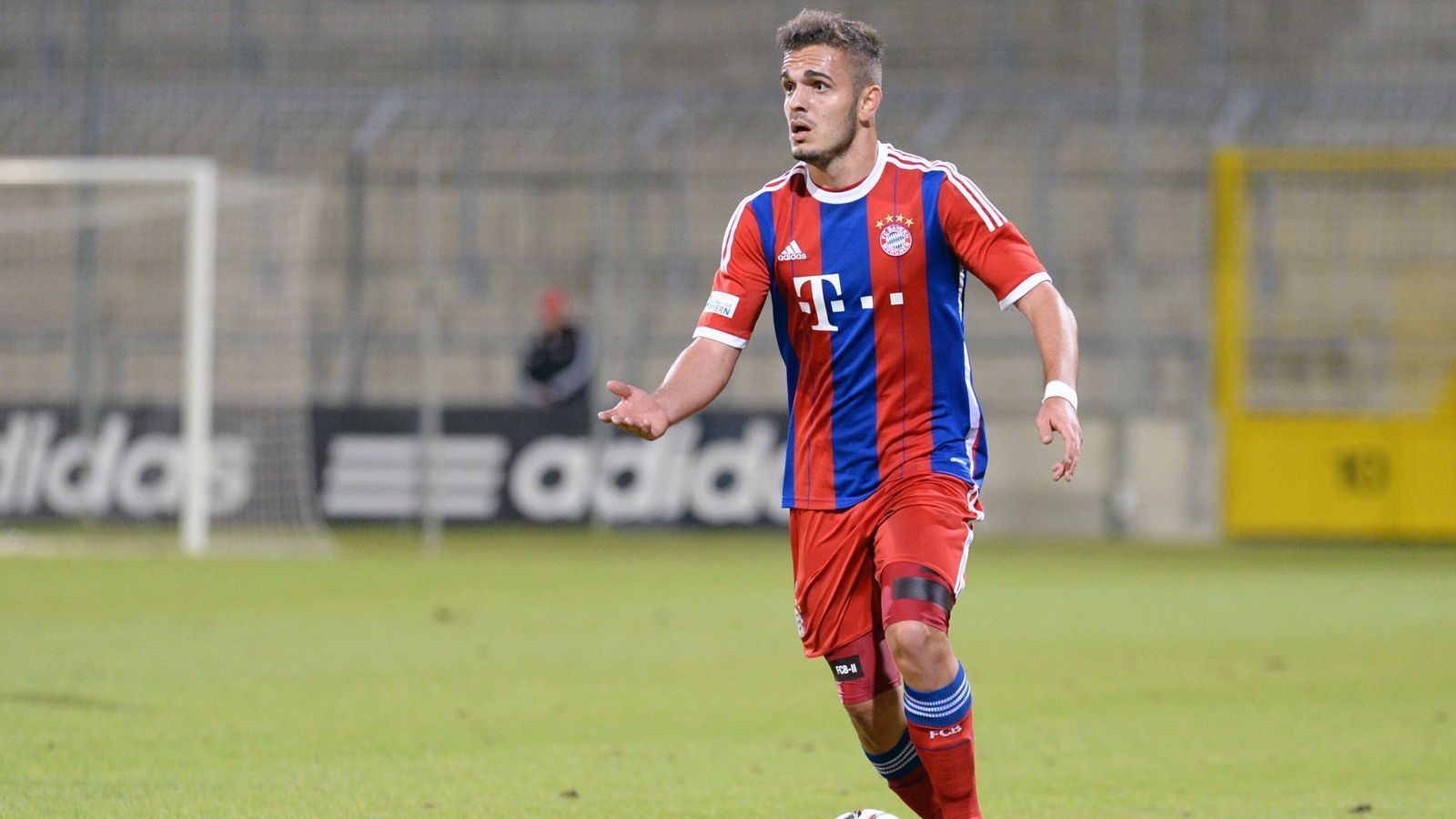 
                <strong>Ylli Sallahi</strong><br>
                Im April 2014 durfte Linksverteidiger Ylli Sallahi sein Pflichtspiel-Debüt für den FC Bayern ungter Pep Guardiola feiern. Bei der 0:1-Niederlage des FCB in der Bundesliga in Augsburg stand Sallahi 51 Minuten lang auf dem Platz. Es sollte ein einmaliger Auftritt für den gebürtigen Kosovaren im Trikot der Bayern-Profis bleiben. Anfang 2015 wechselte Sallahi zum Zweitligisten Karlsruher SC, bei dem er bis zum Sommer 2017 blieb. Seitdem ist der heute 29-Jährige vereinslos.
              