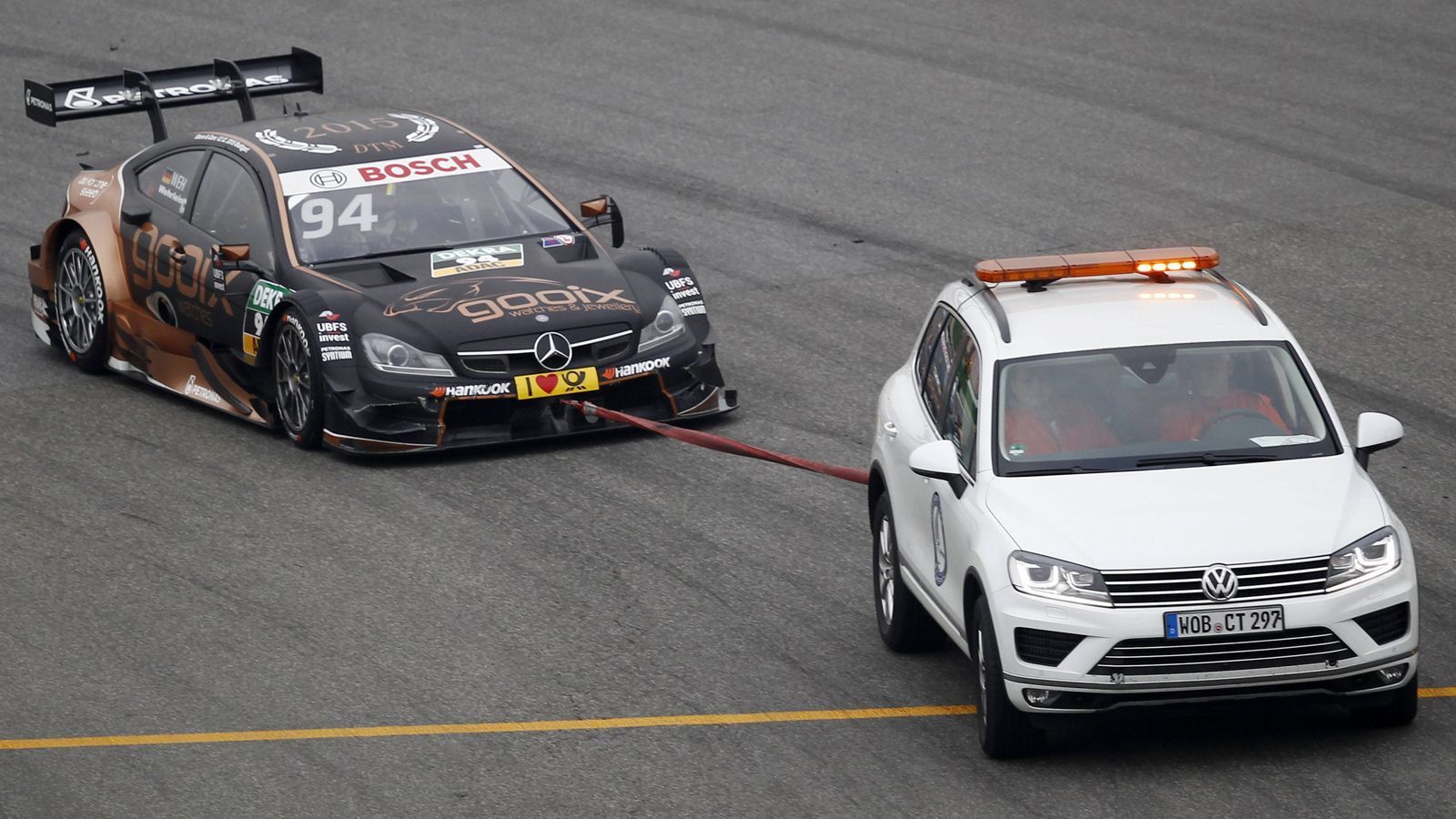 
                <strong>Gurtpflicht</strong><br>
                Pascal Wehrlein feierte seinen Titelgewinn in Hockenheim 2015 so überschwänglich, dass er zur Kasse gebeten wurde. Auf seiner Ehrenrunde hatte er sich abgeschnallt, um auf sein Auto zu steigen und mit den Fans zu feiern: 3000 Euro. Seit dem Wasserflaschen-Skandal 2013 wird noch genauer darauf geschaut, dass die Fahrer sofort zum Wiegen gehen. Wehrlein sprang aber erst einmal dem Mercedes-Pressesprecher in die Arme: 2500 Euro. Einen Tag später wollte Wehrlein die Fans nach dem zweiten Rennen noch mit ein paar Donuts beeindrucken. Dabei setzte er seinen Mercedes auf den Randstein und blieb stecken. Peinlich, aber immerhin gab es dafür keine Strafe.
              