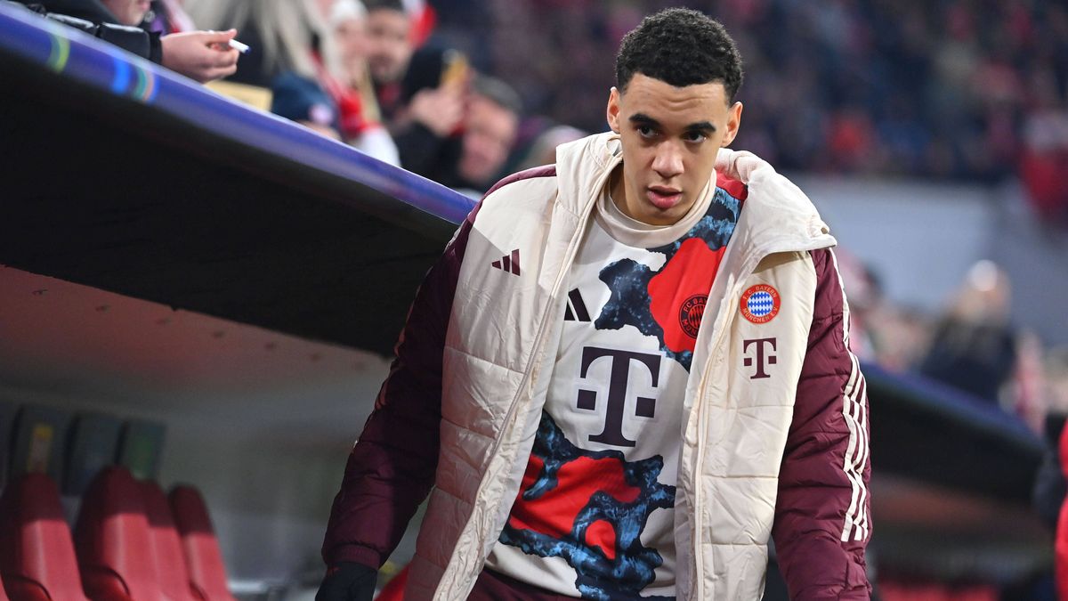 Jamal MUSIALA (Bayern Muenchen), Reservebank,Ersatzbank,Ersatzspieler, Reservespieler,Bank,Ergaenzungsspieler, Aktion,Einzelbild,angeschnittenes Einzelmotiv,Halbfigur,halbe Figur. Fussball Champion...