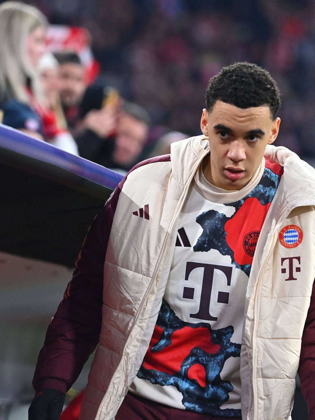 Jamal MUSIALA (Bayern Muenchen), Reservebank,Ersatzbank,Ersatzspieler, Reservespieler,Bank,Ergaenzungsspieler, Aktion,Einzelbild,angeschnittenes Einzelmotiv,Halbfigur,halbe Figur. Fussball Champion...