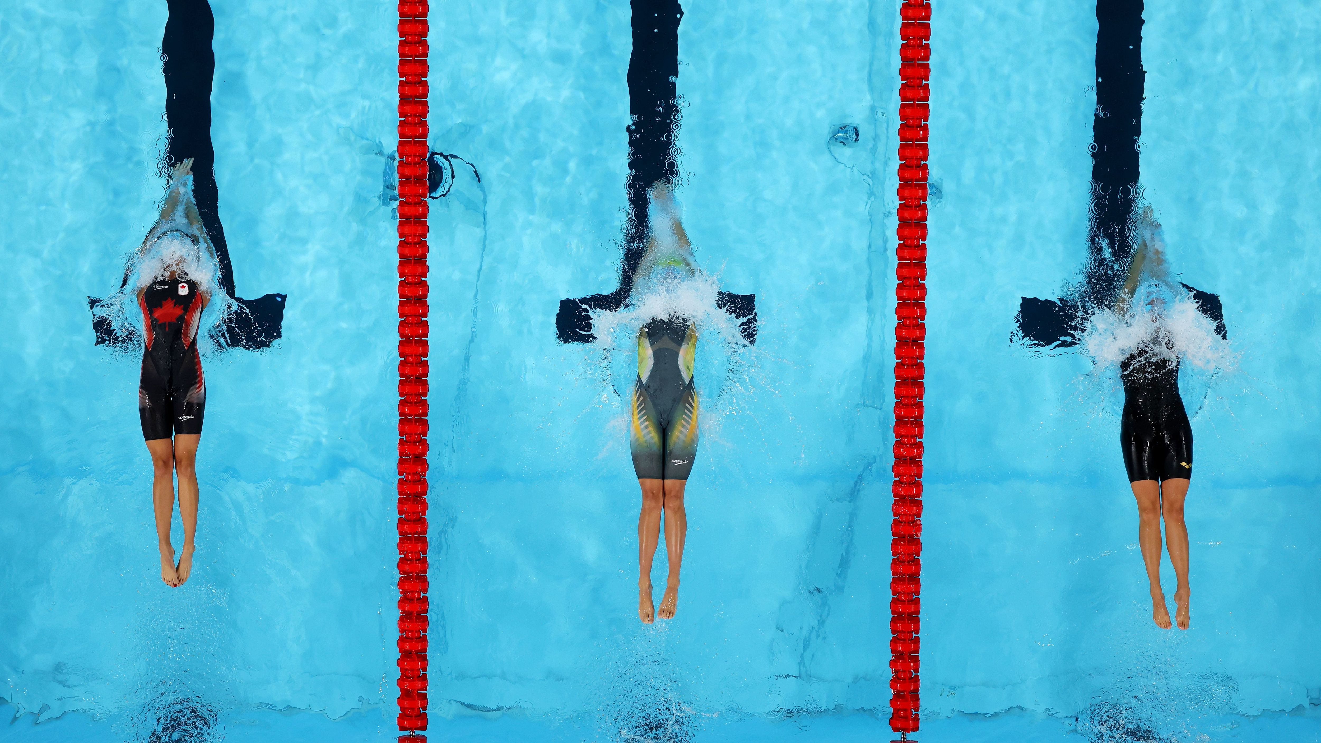 <strong>Olympia 2024: Die besten Bilder des sechsten Tages</strong><br>Nahezu synchron geht's für die Damen bei den Halbfinals über 200m Rücken ins Wasser.