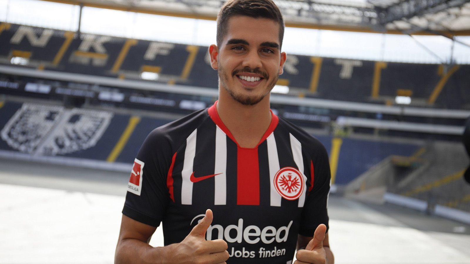 
                <strong>Eintracht Frankfurt</strong><br>
                Geliehene Spieler: Andre Silva (AC Mailand, Foto)Verliehene Spieler: Ante Rebic (AC Mailand), Aymen Barkok (Fortuna Düsseldorf), Rodrigo Salazar (Korona Kielce), Jetro Willems (Newcastle United), Tuta (KV Kortrijk) 
              