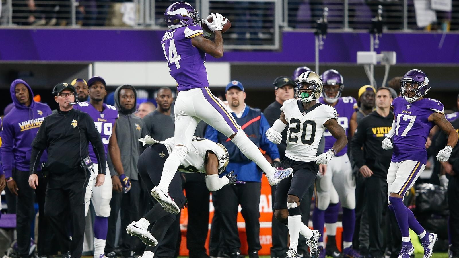 
                <strong>Eagles at Saints</strong><br>
                &#x2022; Saints-Safety Marcus Williams wird am Sonntag gegen die Eagles starten. Bei Williams' letztem Start in der Divisional Round unterlief ihm das entscheidende Missed-Tackle gegen Vikings-Wide-Receiver Stefon Diggs. Mittlerweile bekannt als "Minneapolis Miracle".<br>&#x2022; Nick Foles vs. Drew Brees. Das bedeutet Super Bowl MVP vs. Super Bowl MVP. Das Besondere: Beide waren an der selben High School in Westlake. Das gab es so noch nie.<br>
              