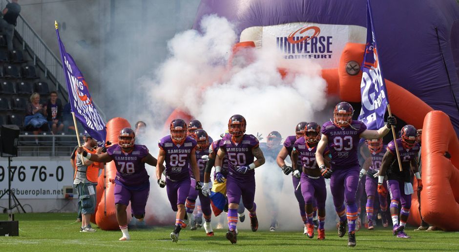 
                <strong>Samsung Frankfurt Universe vs. Dresden Monarchs</strong><br>
                Das Nachfolgeteam der Frankfurt Galaxy hat Geld in die Hand genommen, um in der zweiten GFL-Saison im Süden die Schwäbisch Hall Unicorns anzugreifen. Das Resultat in der Südgruppe war das gleiche wie 2016: zweiter Platz bei zwei Niederlagen gegen Schwäbisch Hall. Damals war im Viertelfinale gegen Kiel Schluss. Jetzt soll es gegen Dresden klappen. Dabei können die "Men in Purple" vor allem auf ihre sattelfeste Defensive bauen: 125 zugelassene gegnerische Punkte sind GFL-Bestwert.
              