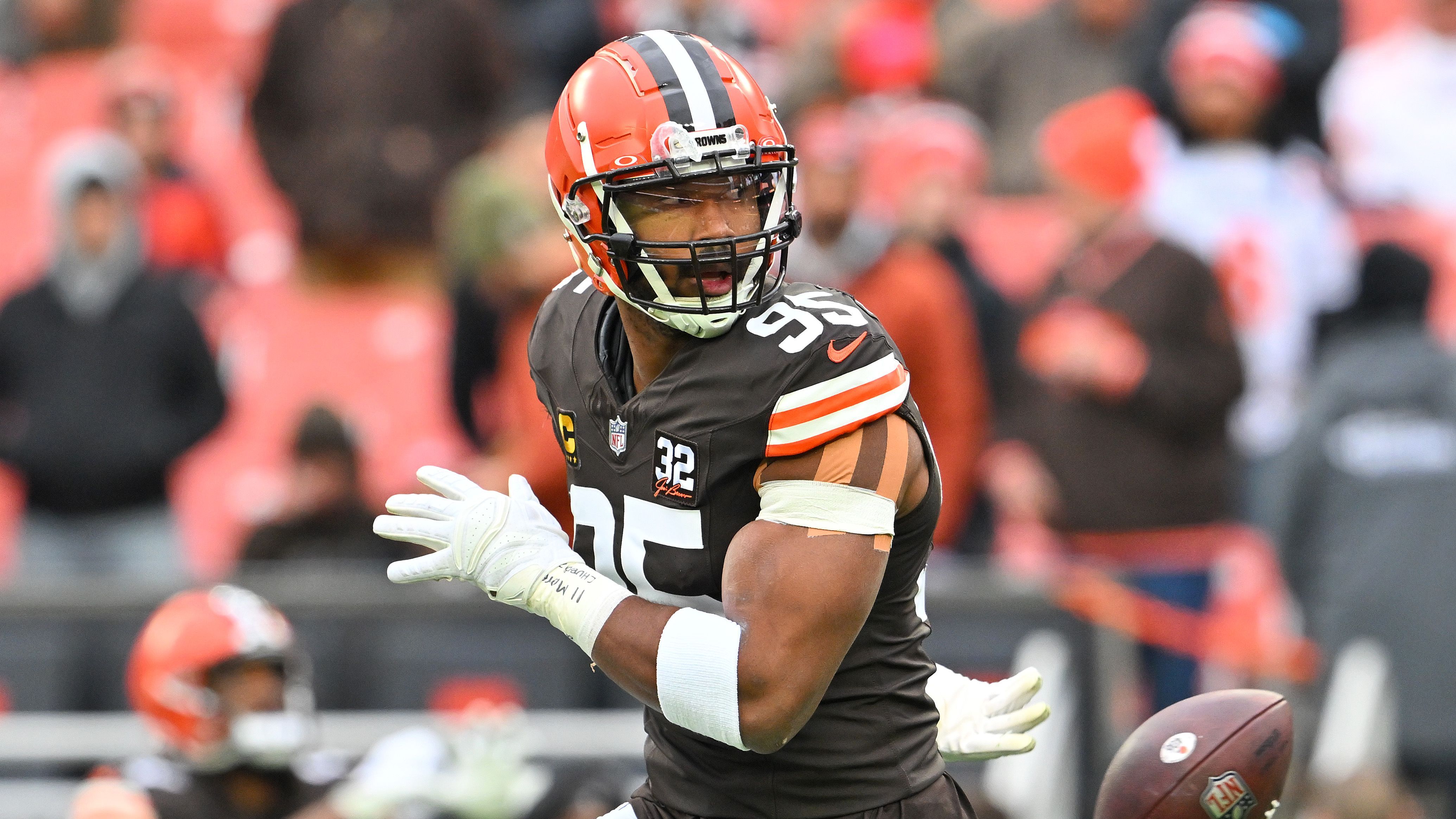 <strong>Defense: Cleveland Browns</strong> <br>Die Browns stellten bereits in der abgelaufenen Saison eine der besten Defensiven der Liga und sind aktuell durchschnittlich an Nummer fünf im Draft noch zu haben. Die Defensive musste kaum personelle Verluste hinnehmen, dürfte also wenig Eingewöhnungszeit benötigen. Mit Myles Garrett besteht zudem immer viel Sack-Potenzial.&nbsp;