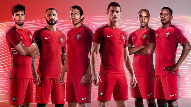 
                <strong>Portugal (Heimtrikot)</strong><br>
                Portugal (Heimtrikot): Das Heimtrikot von Cristiano Ronaldo und Co. ist in Rot und granatroten Schulter und an den Ärmeln in schwarzem Karomuster gehalten. Das Wort "Portugal" wurde in die Rückseite des schwarzen Kragens eingestickt, während "Nação" (Nation) und "Valente" (Mutig) auf den Ärmeln steht. Auf der Innenseite des Trikots befindet sich ein astronomisches Navigationsgerät, welches an die Seefahrtsgeschichte des Landes erinnern soll.
              