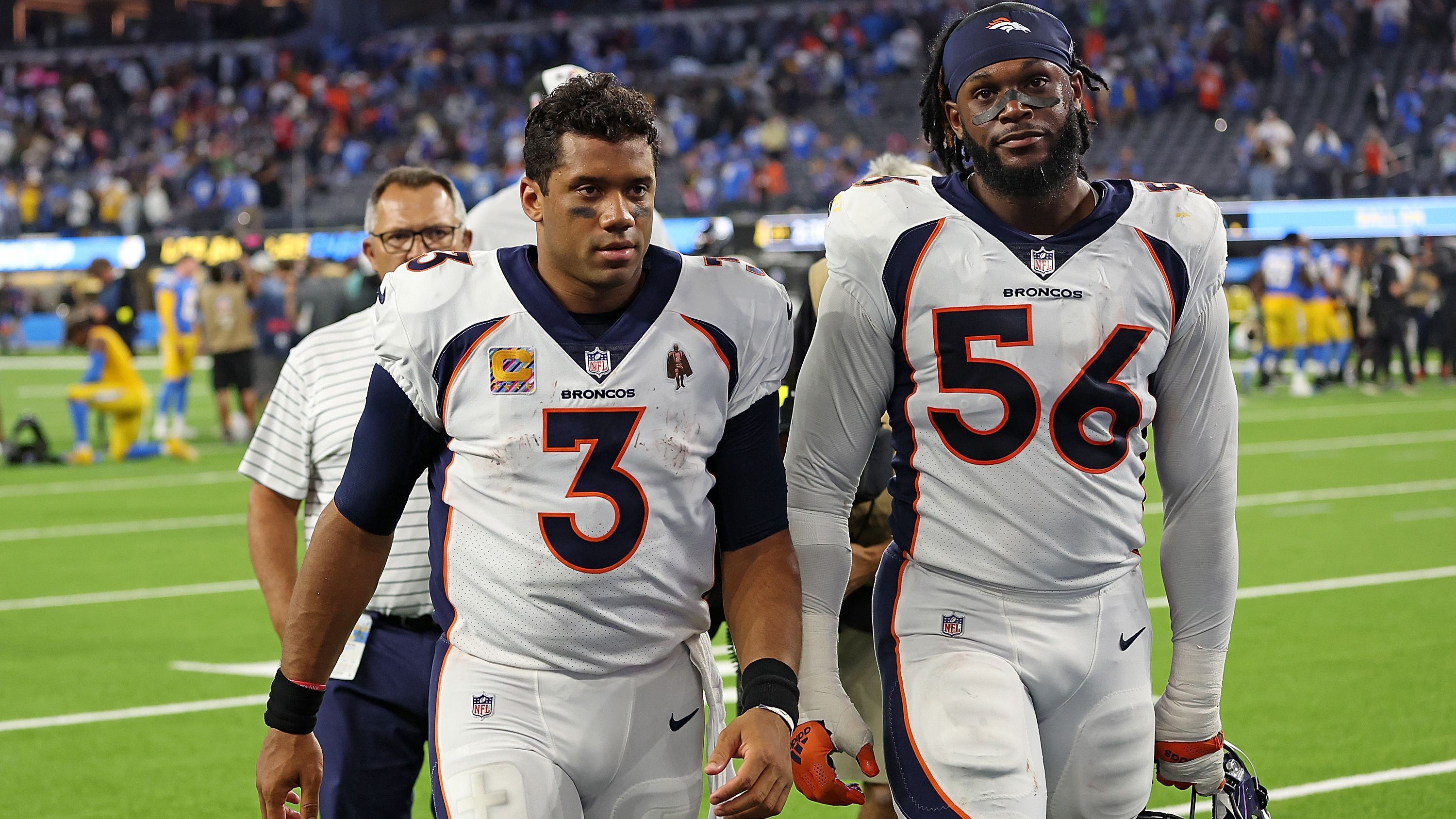 
                <strong>Land unter in Denver: Die Horror-Zahlen von Russell Wilson bei den Broncos</strong><br>
                Nichts mehr mit "Let's Ride" in Mile High. Spätestens nach Woche sechs und der Overtime-Pleite gegen die Los Angeles Chargers sind die Denver Broncos mit einer Bilanz von 2-4 krachend auf dem Boden der Tatsachen gelandet. Die Performance des vermeintlichen Heilsbringers Russell Wilson ist dabei bis dato nicht nur enttäuschend, sondern mit Blick auf seine teure Vertragsverlängerung bis nach der Saison 2028 über 245 Millionen Dollar Stand jetzt nichts anderes als katastrophal. ran präsentiert die Statistiken des Grauens um Quarterback Russell Wilson bei den Broncos.
              