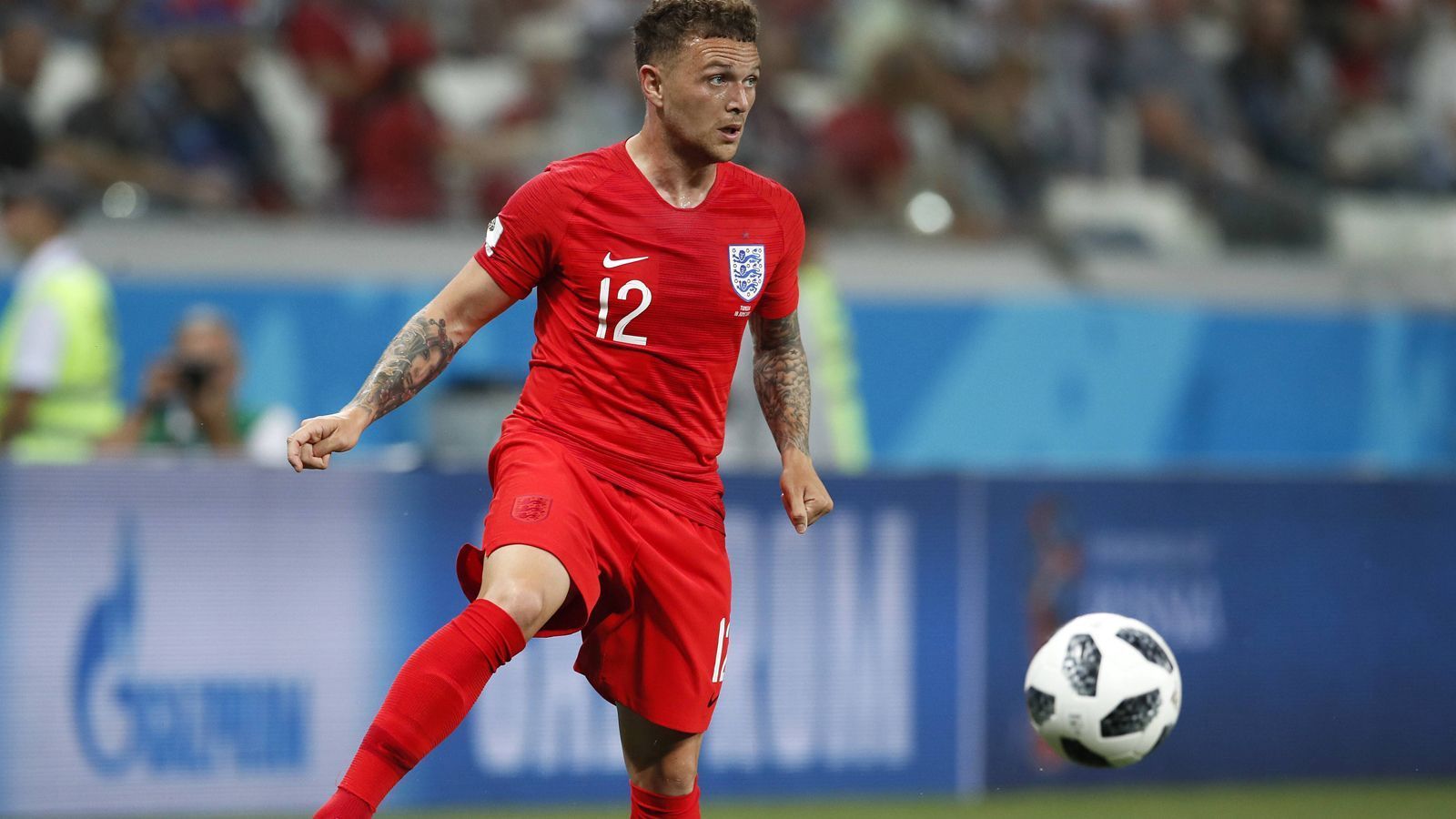 
                <strong>Kieran Trippier</strong><br>
                Kieran Trippier ist von Beginn an sichtlich bemüht, wirft sich in die Zweikämpfe und scheut kein Laufduell. Wirklich effizient ist er dabei aber nicht. Trippier versucht, beim Gegentor in der Nachspielzeit mit dem Kopf noch zu klären, kommt aber nicht mehr heran. Den Elfmeter schießt er stark ins linke obere Eck. ran-Note: 3. 
              