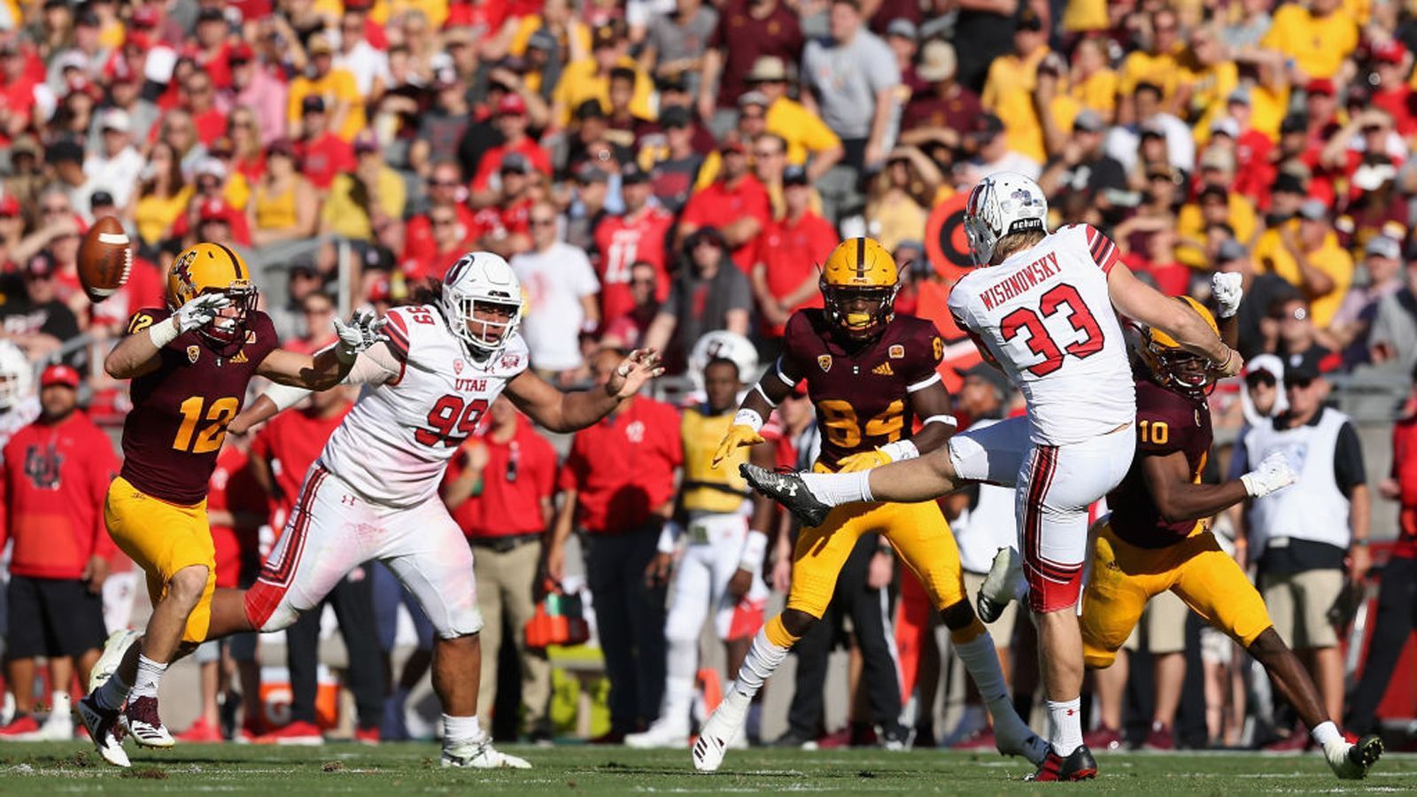 
                <strong>Punter: Mitch Wishnowsky (Utah)</strong><br>
                Auch Mitch Wishnowsky gilt als ein Kandidat für die 5. Runde. Der Australier spielte viele Jahre Australian Football, musste aufgrund einer Schulterverletzung seine Karriere allerdings frühzeitig beenden und fokussierte sich auf American Football. In der vergangenen Saison kam er auf ein Punting-Schnitt von 45,2 Yards. Sein längster Punt erstreckte sich über 68 Yards. Er hat zwar nicht die größte Power im Bein, glänzt aber mit Genauigkeit. Ebenfalls positiv: Äußere Einflüsse haben kaum Auswirkung auf sein Spiel. Er kann mit schlechten Snaps umgehen und ist es zudem gewohnt, auch bei schlechten Windverhältnissen zu punten.
              