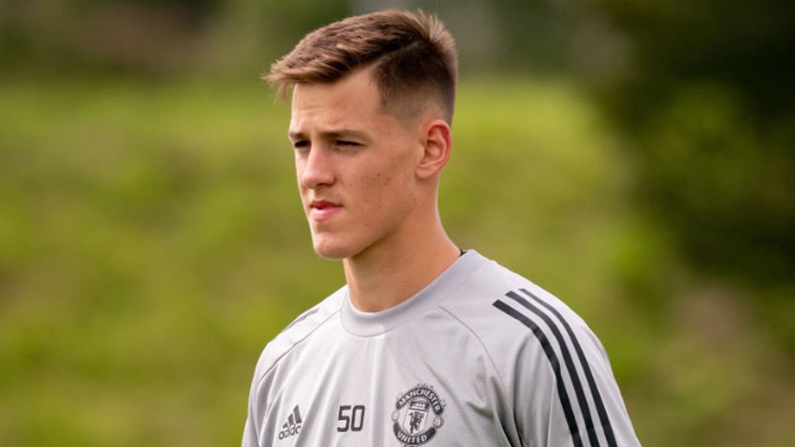 
                <strong>Radek Vitek (Manchester United)</strong><br>
                &#x2022; Größe: 1,98 Meter<br>&#x2022; Alter: 19 Jahre<br>&#x2022; Position: Torwart<br>
              