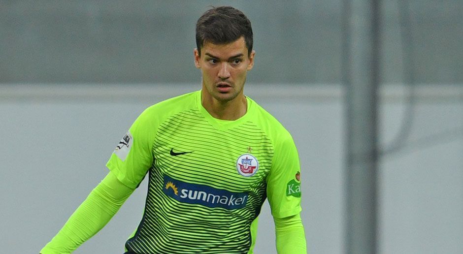 
                <strong>Team "Riedelinho91": Drittliga-Profi Julian Riedel mischt die Fifa-18-Elite auf</strong><br>
                "Ich zocke FIFA, seit ich sieben oder acht Jahre alt bin. Aber seit dieser Ausgabe spiele ich auch 'Ultimate Team'", sagte er gegenüber "Bild". Viel Zeit an der Konsole zu trainieren hat der Profi-Fußballer aber nicht: "Richtige Profis spielen sechs bis acht Stunden jeden Tag. Ich an Wochentagen vielleicht drei – insgesamt." Am liebsten zockt Riedel mit seinem Team "Riedelinho91" in einem 4-3-3-System. 
              