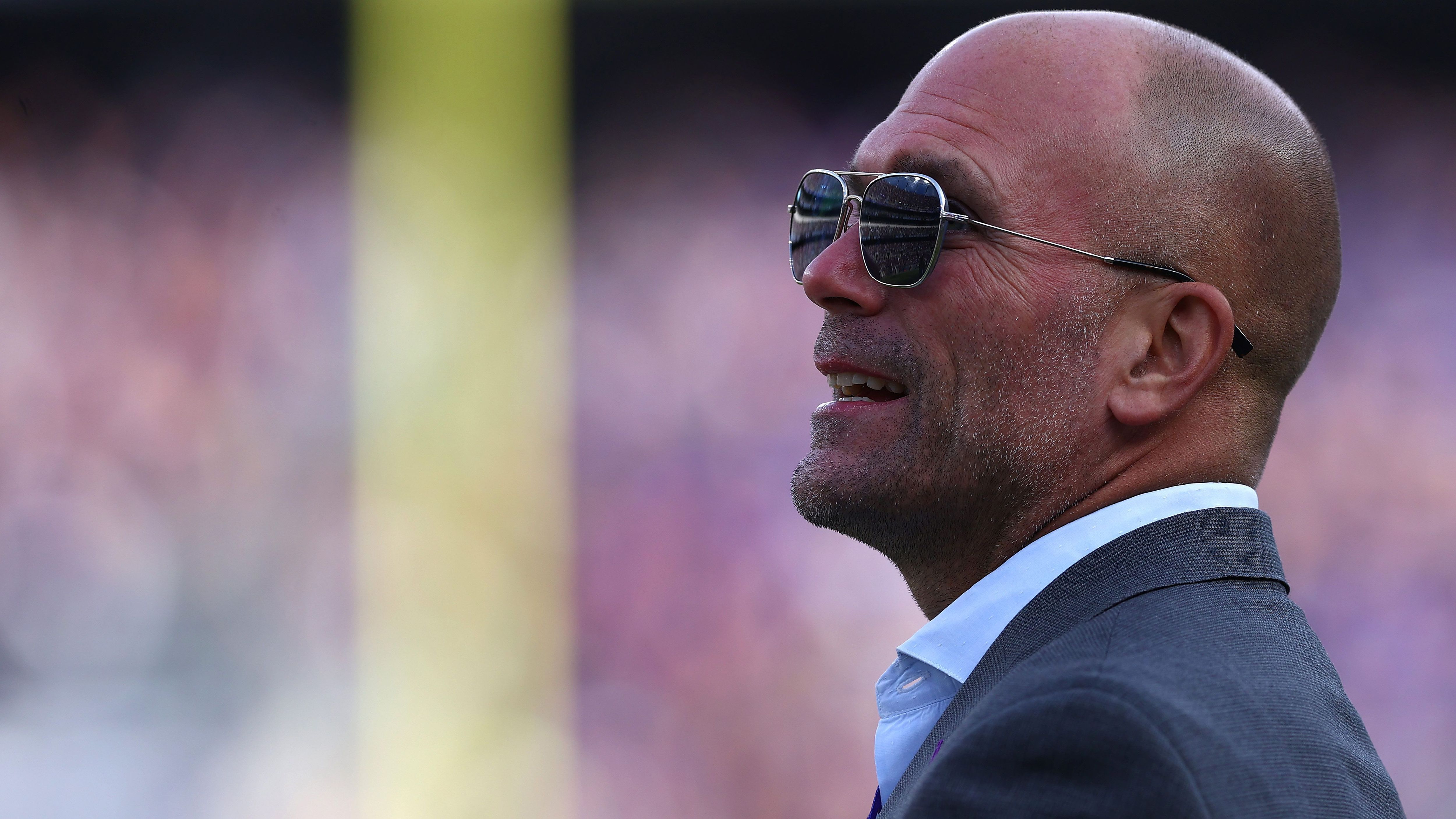 <strong>Baltimore Ravens: Eric DeCosta</strong><br>
                • <strong>Im Amt seit</strong>: 2019*<br>• <strong>Geboren am</strong>: 10. April 1971<br>• <strong>Vorherige Stationen</strong>: Baltimore Ravens (u.a. Direktor des College Scoutings)<br>*DeCosta ist zudem geschäftsführender Vizepräsident der Ravens.