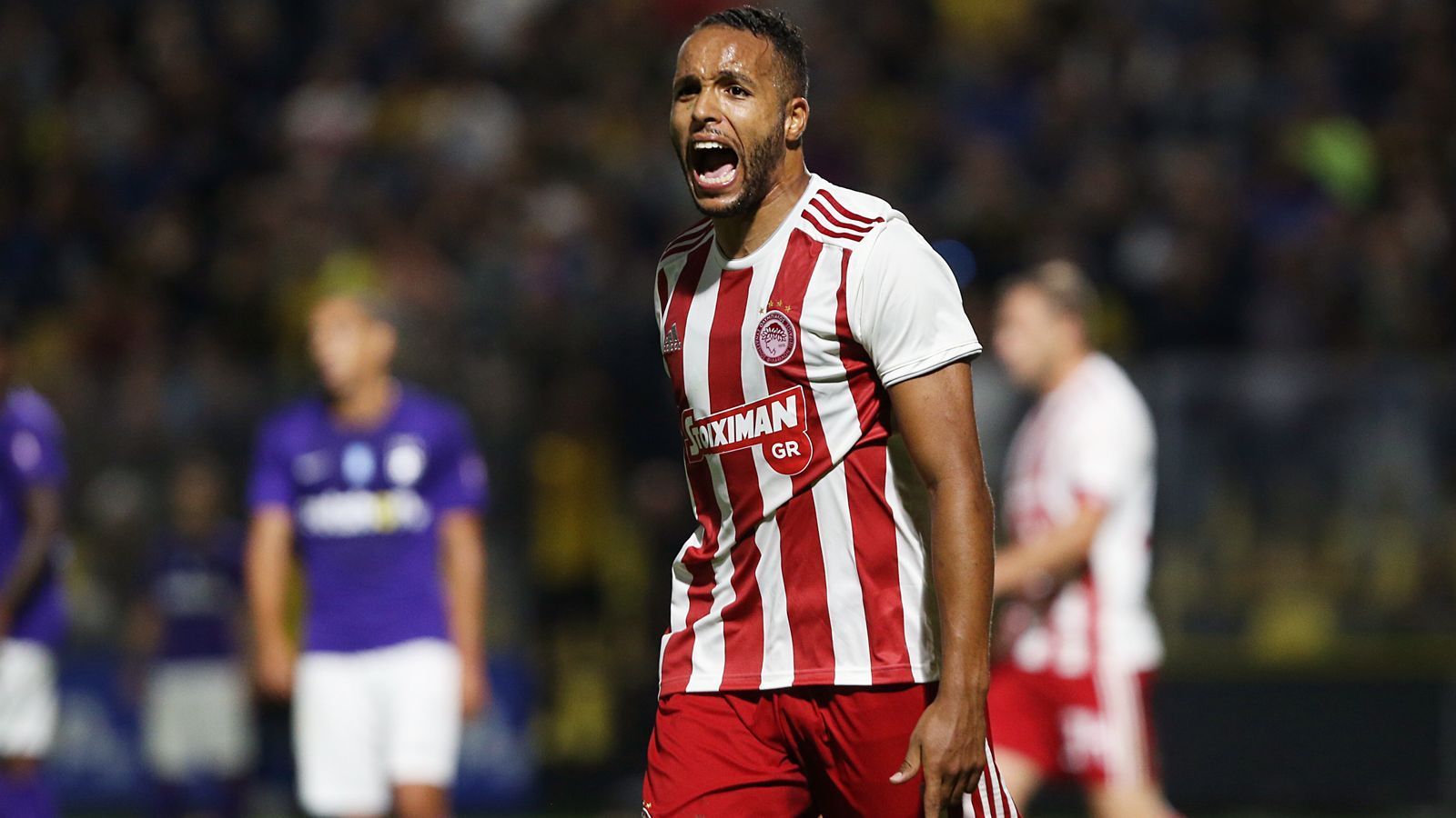 
                <strong>Youssef El Arabi</strong><br>
                Zusammen mit Soudani sorgt ein weiterer Altstar regelmäßig für Olympiakos-Tore: Youssef El Arabi. Auch der 32 Jahre alte Marokkaner kam erst im Sommer 2019 vom Al Duhail Sports Club nach Griechenland und überzeugte mit sechs Toren bei elf Pflichtspiel-Einsätzen auf Anhieb. Der Ex-Nationalspieler, der im französischen Caen geboren wurde, unterschrieb einen Vertrag bis 2021.
              