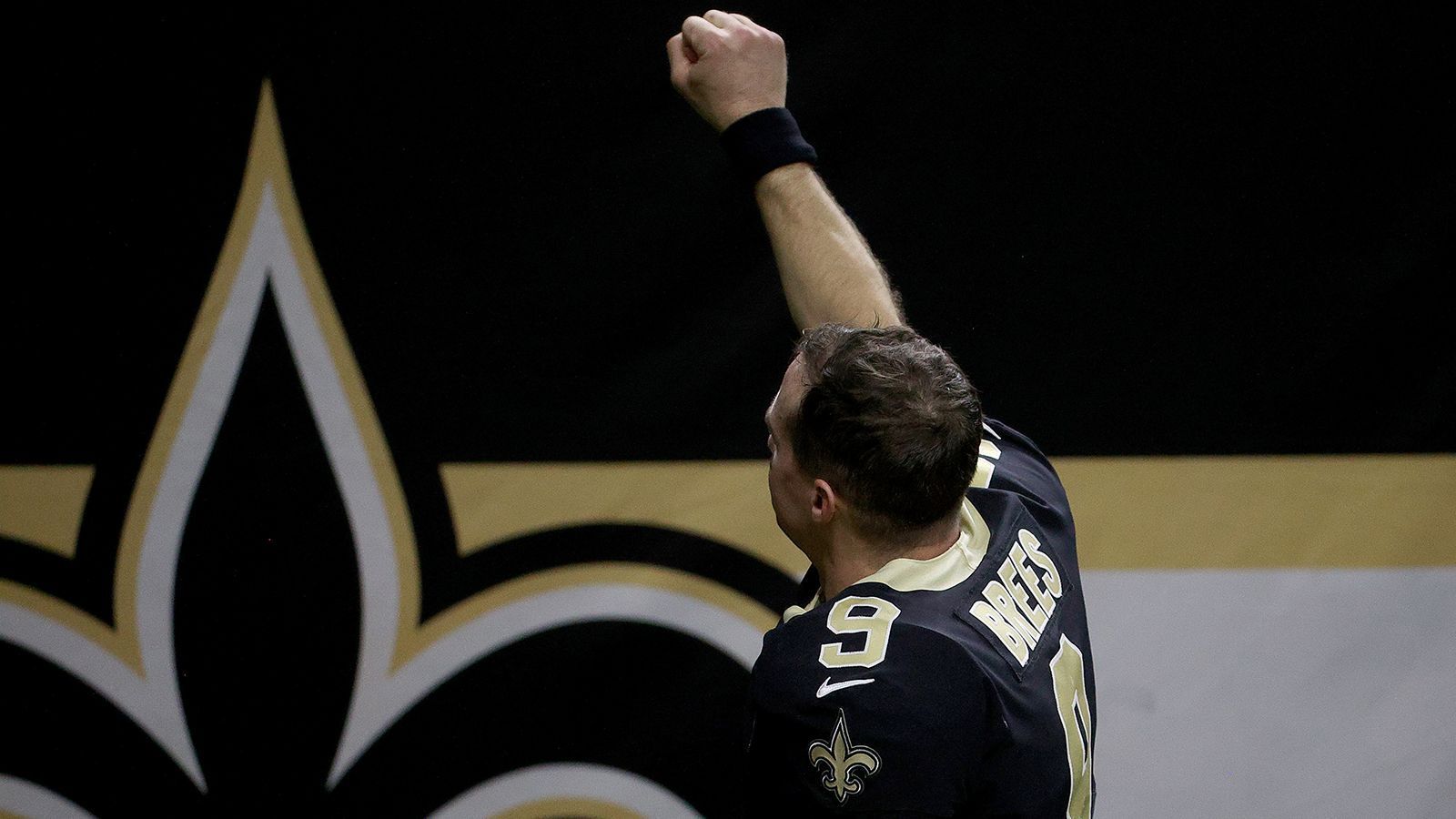 
                <strong>Macht Brees vielleicht doch weiter?</strong><br>
                Bereits in der letzten Saison dachte der Saints-Heilsbringer über einen Rücktritt nach, entschied sich aber doch zu spielen. "Es war jeden einzelnen Moment wert. Absolut", sagte Brees rückwirkend über seine Entscheidung. Ähnliches Szenario auch in diesem Jahr? Schwer vorstellbar. Denn sein Alter war ihm in dieser Saison des Öfteren anzumerken. Dazu verletzte sich Brees in Woche 10 schwer - brach sie elf Rippen, sein Lungenflügel kollabierte sogar. Für die Playoffs kämpfte er sich noch einmal aufs Feld zurück. Dass die Quarterback-Legende in seinem vielleicht letzten Spiel drei Interceptions wirft - was soll's, das interessiert in zehn Jahren niemanden mehr. 
              
