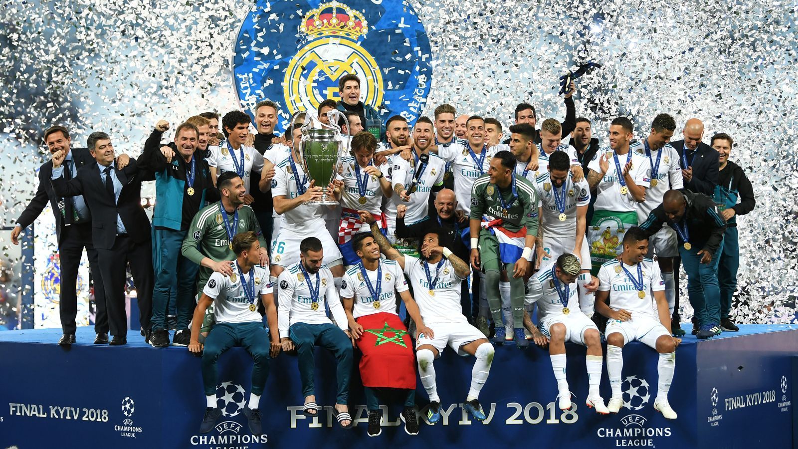 
                <strong>Champions League</strong><br>
                Der wichtigste Klubwettbewerb, den die UEFA derzeit austrägt, ist die Champions League. Seit 1992 trägt die "Königsklasse" diesen Namen, zuletzt wurde sie zugunsten der europäischen Topklubs noch einmal modifiziert. So sind nun jeweils vier Vertreter der Top-Nationen Spanien, England, Italien und Deutschland automatisch für die Gruppenphase (mit insgesamt 32 Teams) qualifiziert. Zuletzt sorgte der Titelträger Real Madrid für Aufsehen. Die Spanier waren nicht nur die erste Mannschaft, die den Henkelpott zwei Mal in Folge gewinnen konnte, sondern stellte in diesem Jahr mit drei Champions-League-Titeln in Serie einen Rekord auf, der noch lange Bestand haben dürfte. 1993 war übrigens Olympique Marseille mit Rudi Völler erster Sieger der Champions League.
              