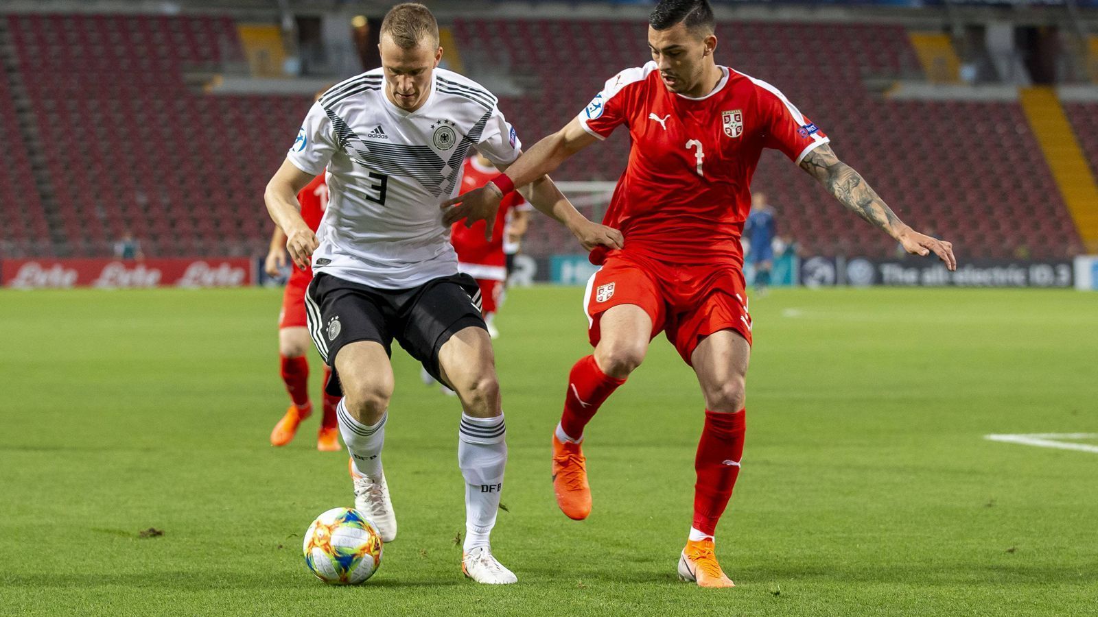 
                <strong>Lukas Klostermann</strong><br>
                Zu Beginn muss er Radonjic einmal ziehen lassen. Anschließend findet der Leipziger aber vorne direkt seine Rolle und die Räume. Bei den wenigen Ballverlusten bringt er seine Schnelligkeit gewinnbringend ein. ran-Note: 2
              