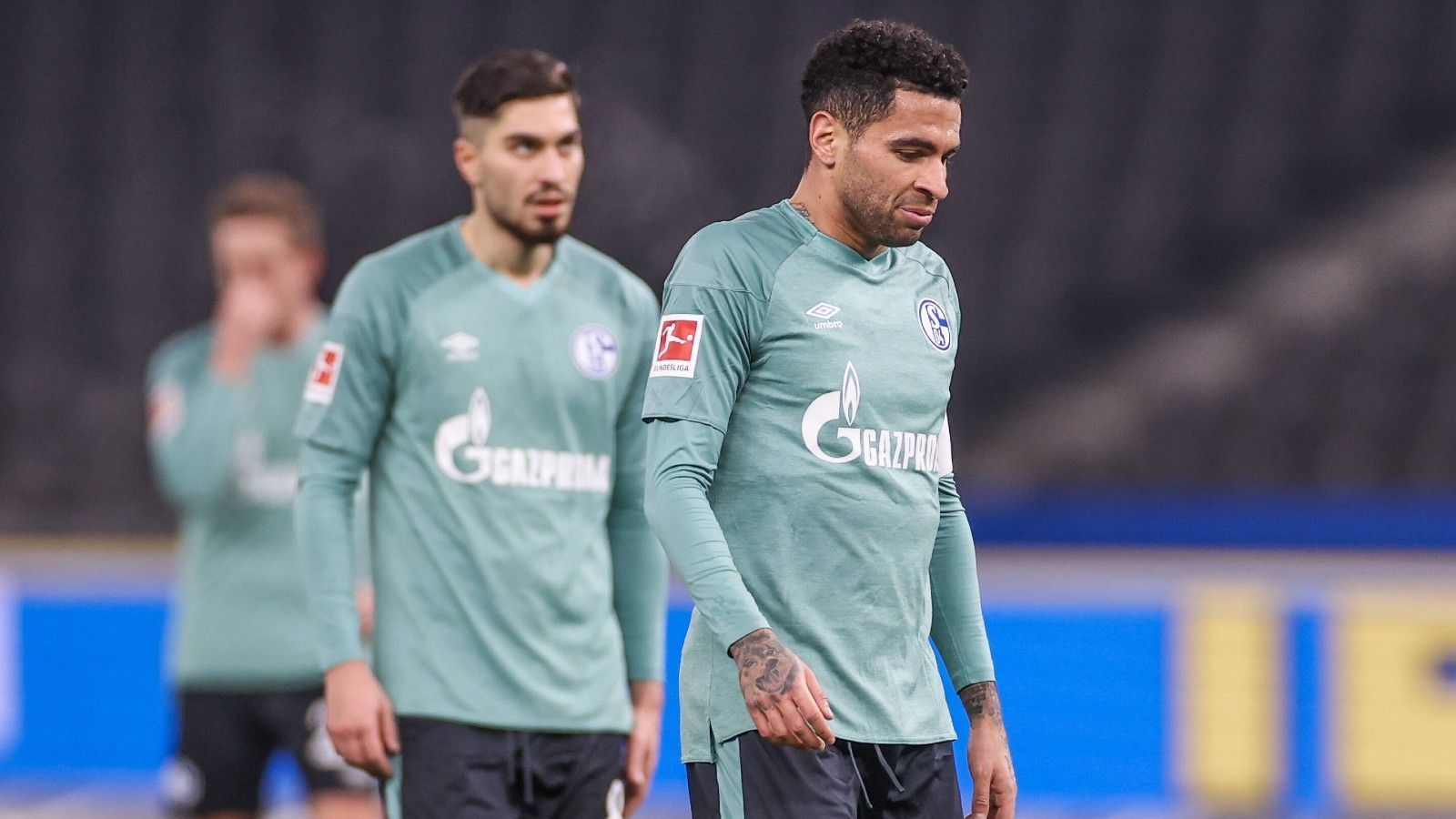 
                <strong>Christian Gross kann die Schalker Talfahrt nicht stoppen</strong><br>
                Der unrühmliche Tasmania-Rekord von 31 sieglosen Bundesliga-Partien in Folge kann Schalke bereits am kommenden Wochenende einstellen. Was viel schlimmer ist: Anlass zur Hoffnung auf Besserung bot die Leistung der Schalker kaum. Vielleicht kann ja Neuzugang Sead Kolasinac etwas bewirken. Doch selbst das muss angesichts der anhaltenden Talfahrt bezweifelt werden - der Abstieg wird mehr und mehr zur Realität.
              