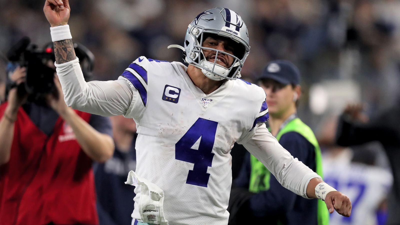 
                <strong>Dak Prescott</strong><br>
                Beim Quarterback der Dallas Cowboys sieht die Situation ähnlich aus. Denn die Cowboys werden Dak Prescott definitiv bezahlen, die Frage ist nur, ob es in Form eines Rekordvertrags geschieht oder auch Prescott den ungebliebten Franchise Tag bekommt. Es ist bereits durchgesickert, dass Jerry Jones seinen Quarterback unbedingt halten will, doch bisher konnten sich beide Parteien beim Finanziellen nicht einigen. Kein Wunder, denn Prescott soll bis zu 40 Millionen Dollar pro Jahr gefordert haben. Aktuell ist Russell Wilson mit 35 Millionen Dollar jährlich der bestbezahlte Quarterback der Liga. Auch wenn sich die Verhandlungen, ähnlich wie bei Ezekiel Elliott, etwas ziehen könnten, ist die wahrscheinlichste Variante, dass Prescott seinen Willen durchsetzt und zum Top Verdiener der NFL aufsteigen wird.
              