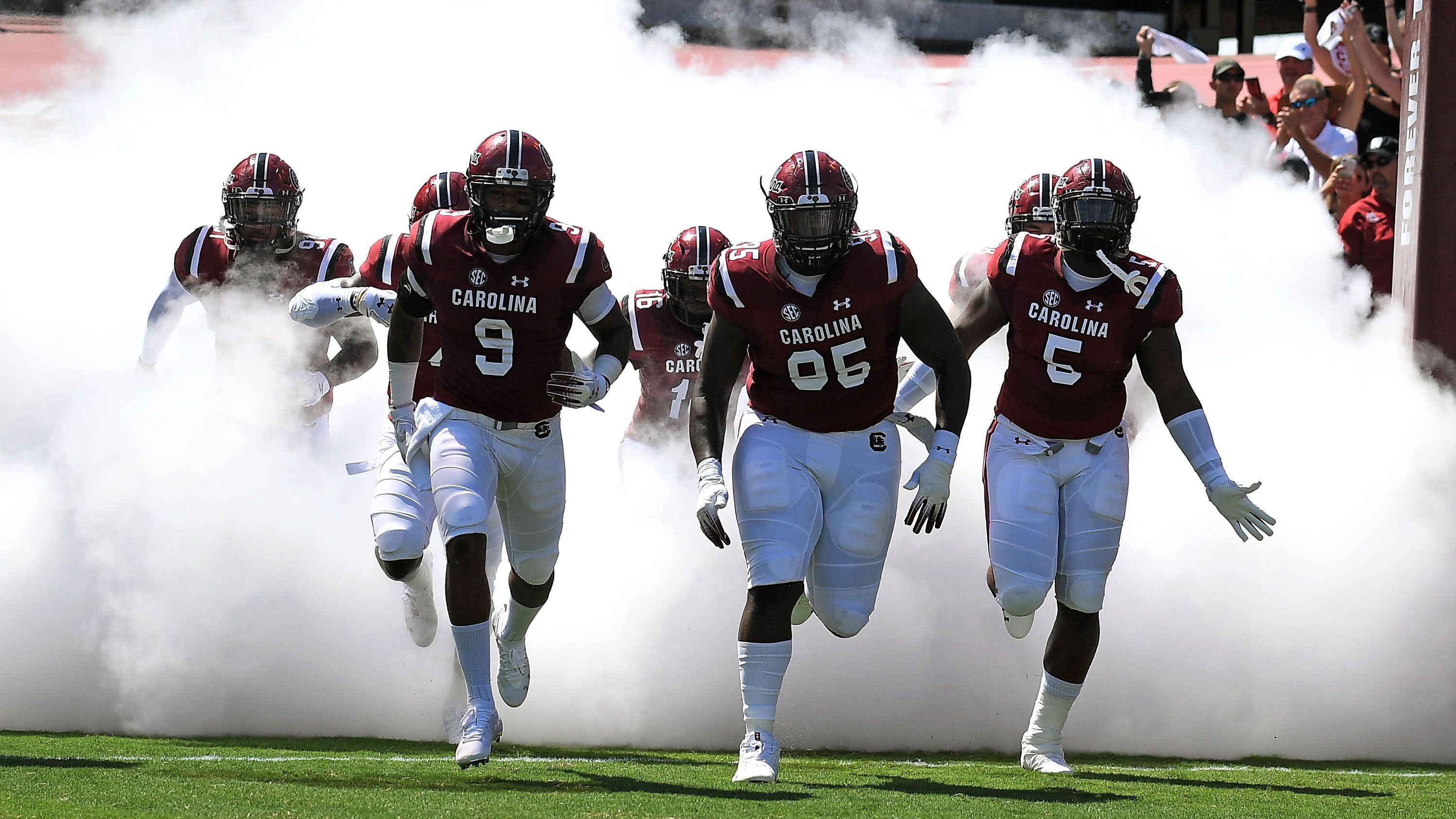 
                <strong>South Carolina Gamecocks: Der wohl "beste Stadioneinlauf im College Football"</strong><br>
                Achtung, Gänsehautgefahr! Den South Carolina "Gamecocks" wird der beste Stadioneinlauf im gesamten College-Football nachgesagt. Zu den Klängen von "Also sprach Zarathustra" von Richard Strauss (bekannt aus dem Film "2001: A Space Odyssey") laufen die Spieler der "Gamecocks" vom Locker Room auf das Spielfeld und abertausende Fans winken dazu mit weißen Tüchern. Die Idee zu diesem ganz besonderen Einlauf hatte ein ehemaliger Spieler, der einst bei einem Konzert Elvis Presley sah, der zu genau diesem Musikstück die Bühne betrat. "Gamecocks"-Headcoach Joe Morrison begründete dann im ersten Spiel der Saison 1983 diese Tradition.
              