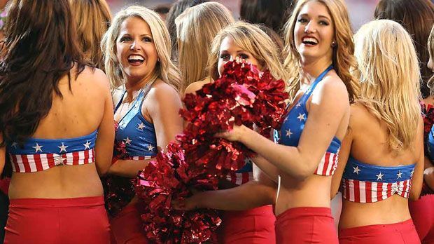 
                <strong>Heiße Einblicke - die Cheerleader der NFL</strong><br>
                Die Cheeleaders der Arizona Cardinals haben Spaß bei ihrer Arbeit und zeigen ihr wunderschönes Lächeln
              