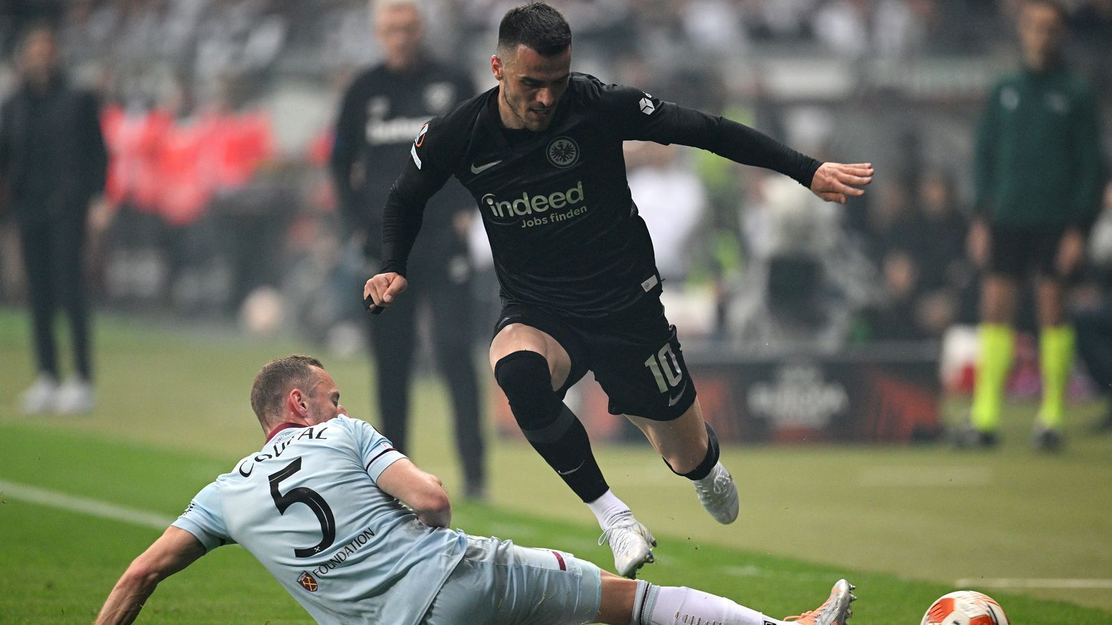 
                <strong>Filip Kostic</strong><br>
                Der serbische Linksfuß setzt seine Schussstärke gegen West Ham zwar nur selten in Szene, dennoch gelingt es Filip Kostic, die früh dezimierten West-Ham-Defensive immer mal wieder im Dribbling in Verlegenheit zu bringen. ran-Note: 3
              