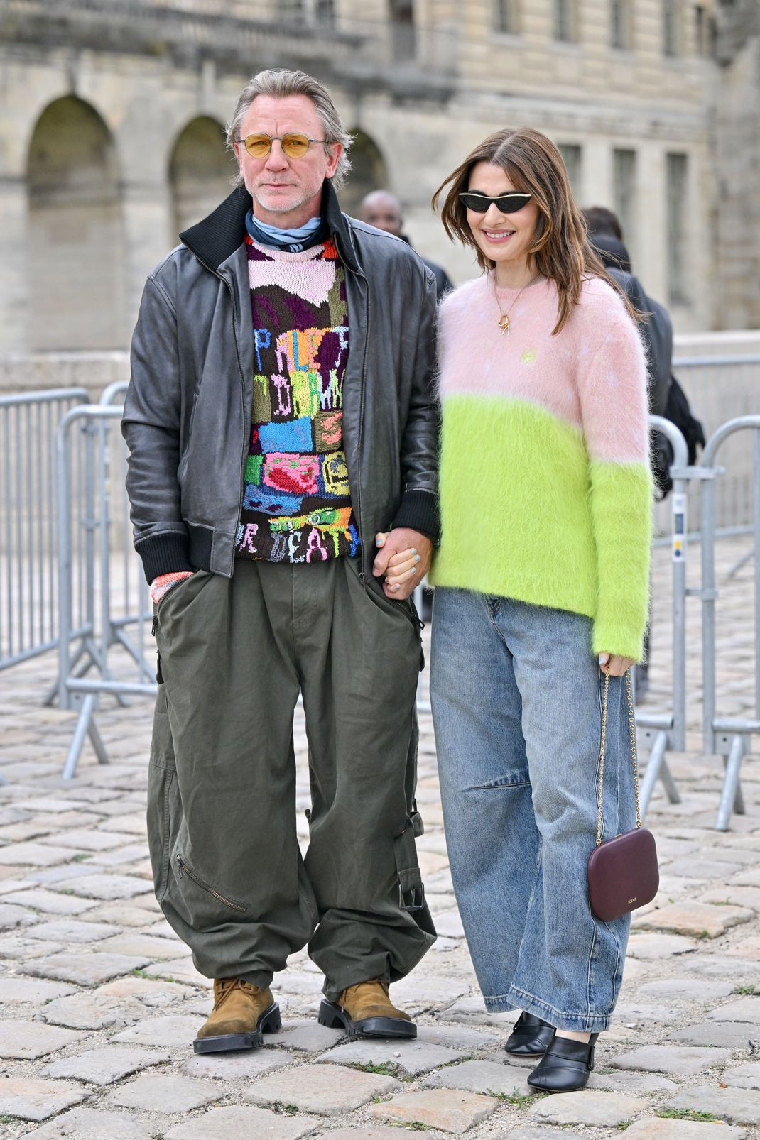 Auf der Pariser Fashion Week zeigt sich Daniel Craig zusammen mit Freundin Rachel im ungewohnten Look.