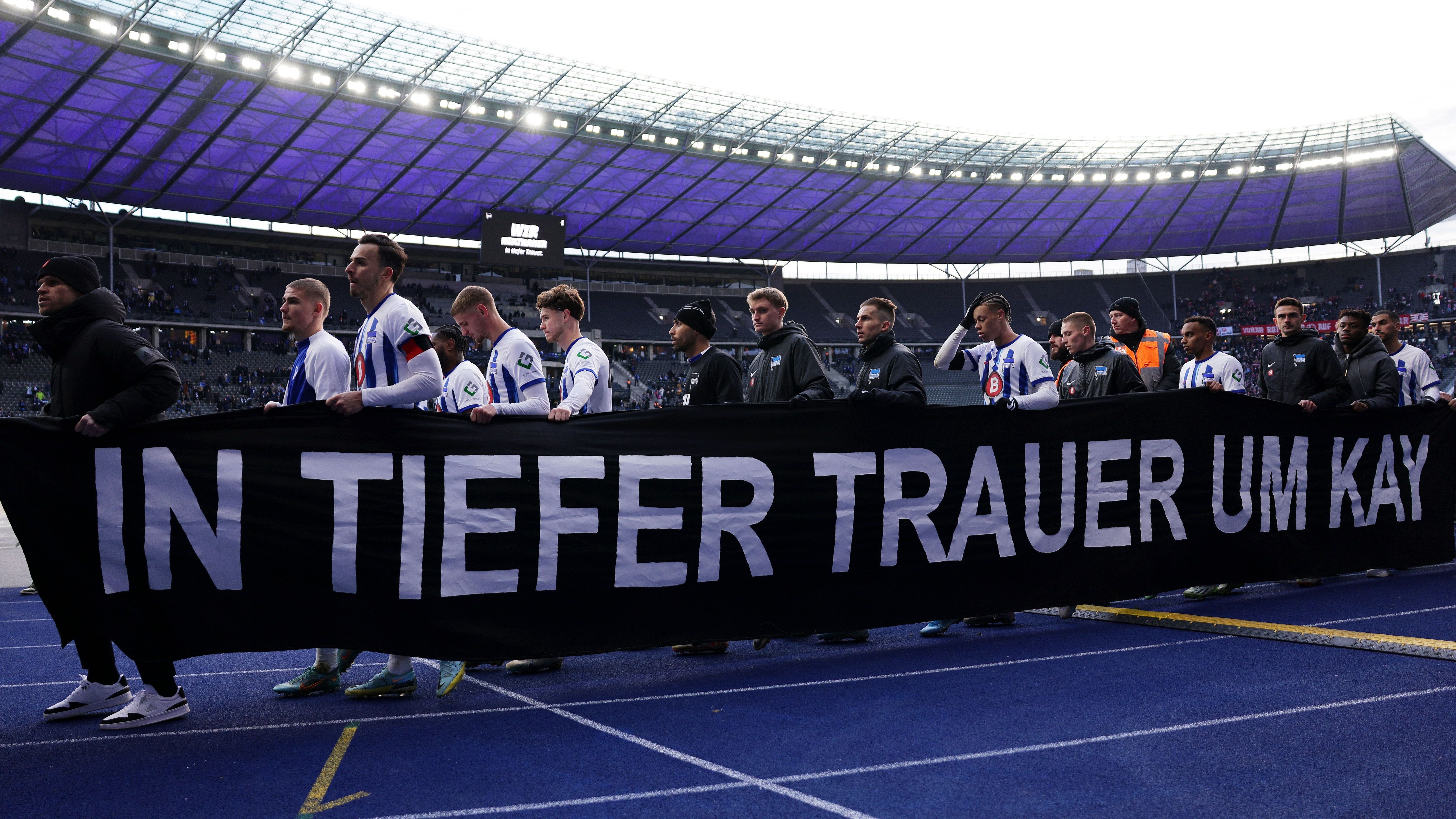 <strong>Spieler zeigen gewaltiges Banner nach Abpfiff<br></strong>Nach Abpfiff der Partie versammelten sich die Hertha-Profis dann noch hinter einem riesigen Banner mit der Aufschrift "In tiefer Trauer um Kay" und drehten damit eine Runde durch das Olympiastadion.