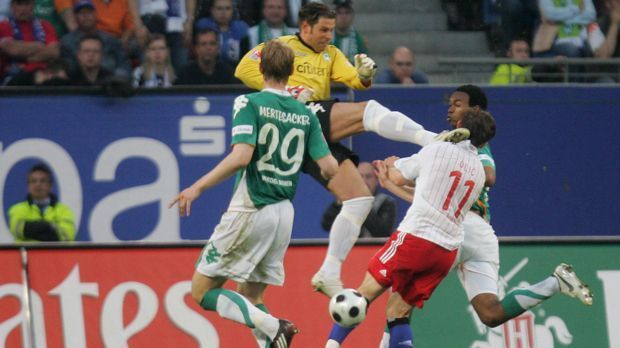 
                <strong>Ivica Olic</strong><br>
                Ivica Olic (7. Mai 2008): Im Derby Hamburger SV gegen Werder Bremen begeht Tim Wiese ein grobes Foul. Ohne Rücksicht auf Verluste springt der Keeper mit dem gestreckten Bein voraus und trifft Ivica Olic an der Schulter, da dieser seinen Kopf noch reflexartig nach rechts ziehen konnte. Dafür sieht der Torwart lediglich die Gelbe Karte.
              