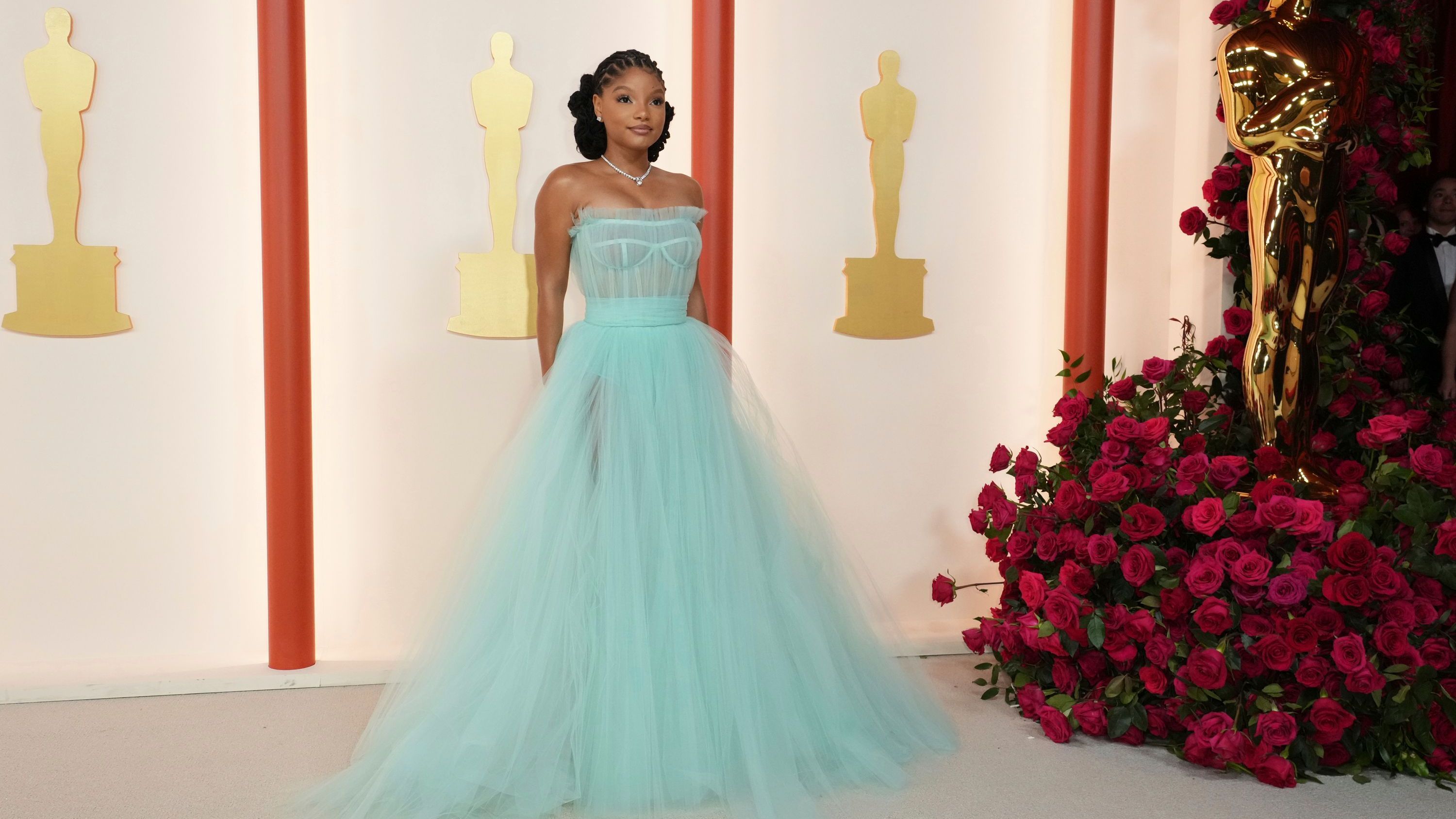 Halle Bailey trägt Dolce & Gabbana auf dem Red Carpet der diesjährigen Oscars.