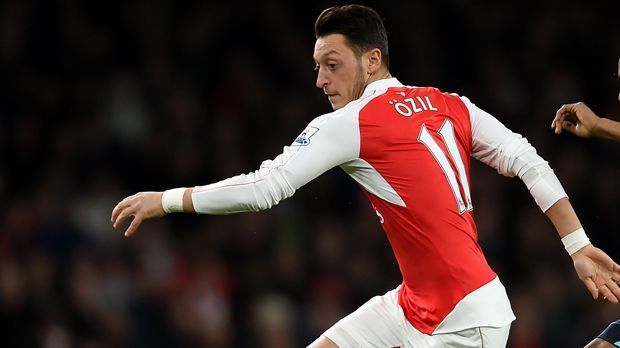 
                <strong>Mittelfeld: Mesut Özil.</strong><br>
                Mesut Özil: Eindeutig der Tempomacher im Spiel der "Gunners". Der deutsche Nationalspieler hatte immer den Blick für die Tiefe und den öffnenden Pass. Sobald Özil gedeckt oder gut gestellt wurde, fehlte Arsenal die zündende Idee. In der 33. Minute legte er dann für Walcott auf, der das 1:0 markierte. Kurz vor der Halbzeit dann die zweite Torvorlage auf Giroud. ran-Note: 1.
              