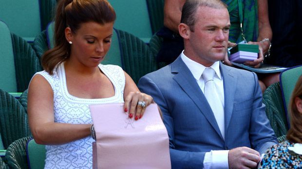 
                <strong>10 Dinge, die ihr über Wayne Rooney nicht wisst!</strong><br>
                Das erste Mal, dass Wayne in seinem Leben ein Essen zubereitete, war 2003. Er machte für sich und seine Frau Coleen (li.) Steak und Pommes auf dem "George Foreman Grill" - und musste dabei seine "bessere Hälfte" sogar um Hilfe rufen.
              