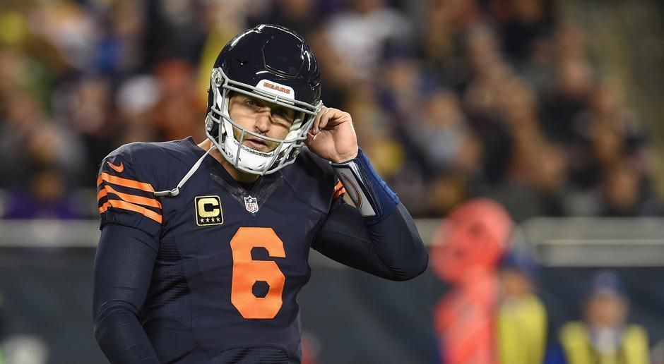 
                <strong>Jay Cutler (Chicago Bears)</strong><br>
                Die Quarterback-Ära von Jay Cutler bei den Chicago Bears ist vorbei. Bears General Manager, Ryan Pace, verkündet Cutlers Entlassung in einem offiziellen Statement. Dabei bedankt sich der GM für den Einsatz und die Professionalität des 33-Jährigen, der acht Jahre lang beim Franchise unter Vertrag stand. Zuvor verpflichtete Chicago QB Mike Glennon, als Ersatz für Cutler. Der langjährige Bears-Passgeber kam kurz vor Start der Pre Season bei den Miami Dolphins unter.
              