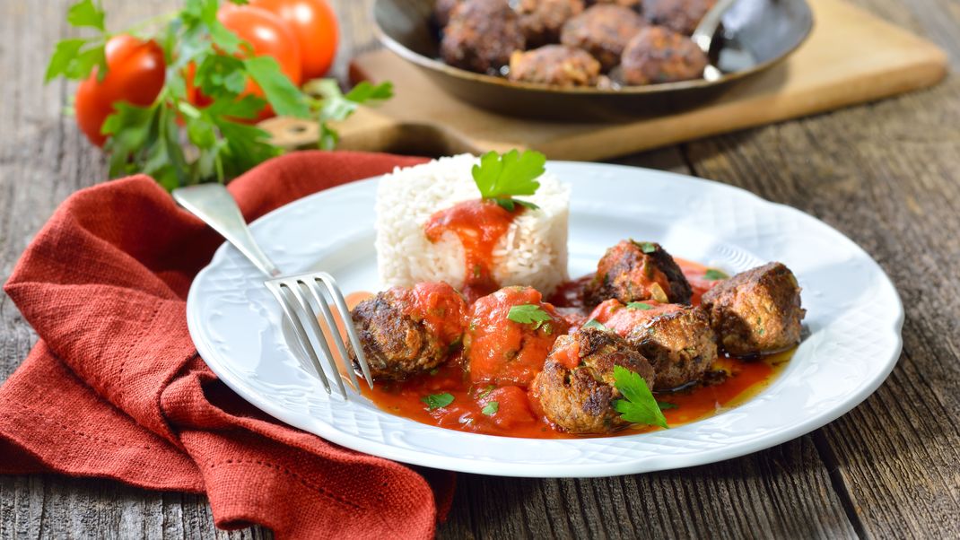 Die Tomatensoße wird mit Parmesan noch cremiger.