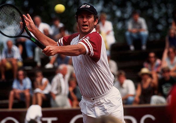 
                <strong>John-McEnroe anno 1995</strong><br>
                1992 trat John McEnroe vom Tennissport zurück - zumindest offiziell. Inoffiziell sieht man das einstige Tennis-As immer noch regelmäßig auf dem Court.
              