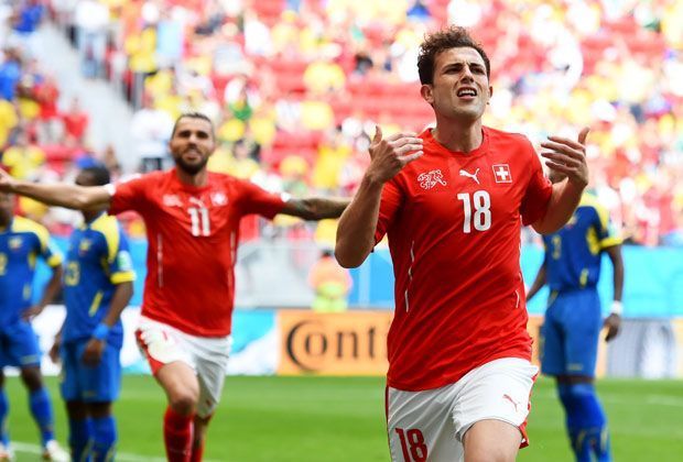 
                <strong>Admir Mehmedi (1 Tor, Schweiz, SC Freiburg)</strong><br>
                Beim 2:1 über Ecuador zum Schweizer Start in WM zeigt Admir Mehmedi Joker-Qualitäten. Zur Pause eingewechselt, markiert er schon drei Minuten später per Kopf den Treffer zum Ausgleich.
              