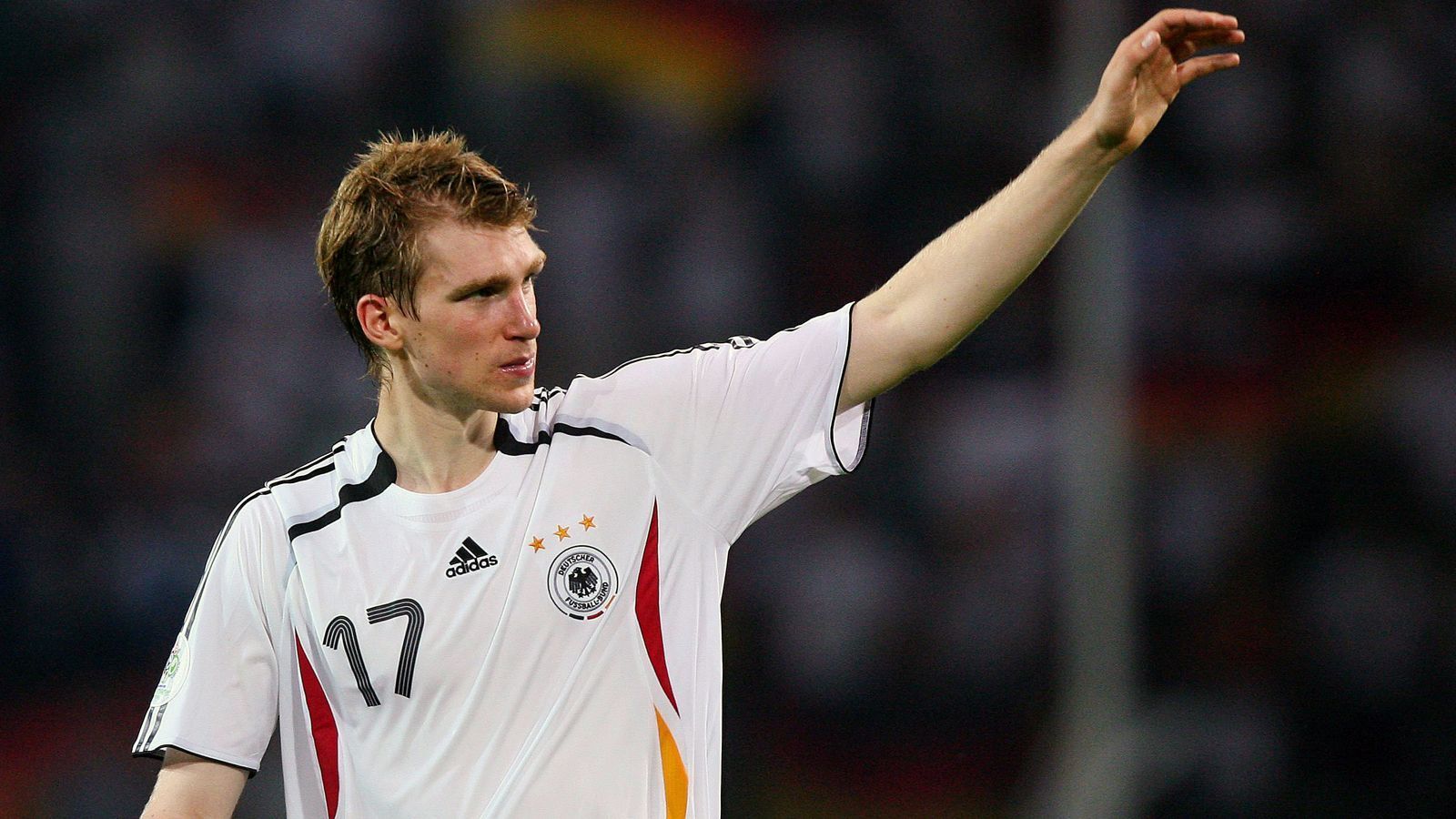 
                <strong>Per Mertesacker</strong><br>
                Neben Metzelder etablierte sich bereits vor der WM-Endrunde 2006 das damalige Talent Per Mertesacker als zweiter Innenverteidiger. Der gebürtige Hannoveraner spielte zum damaligen Zeitpunkt noch für 96, wechselte in weiterer Folge im August 2006 zu Werder Bremen, wo der 104-malige Nationalspieler fünf Jahre lang blieb. Danach wagte Mertesacker 2011 den Sprung zum FC Arsenal und feierte drei Jahre später mit dem Gewinn des WM-Titels in Brasilien den Höhepunkt seiner Karriere. Mit den "Gunners" holte "Merte" unter anderem drei Mal den FA-Cup und ist auch über das Karriereende hinaus immer noch für die Londoner tätig. Derzeit ist der 36-Jährige Leiter der Arsenal-Nachwuchsabteilung.
              