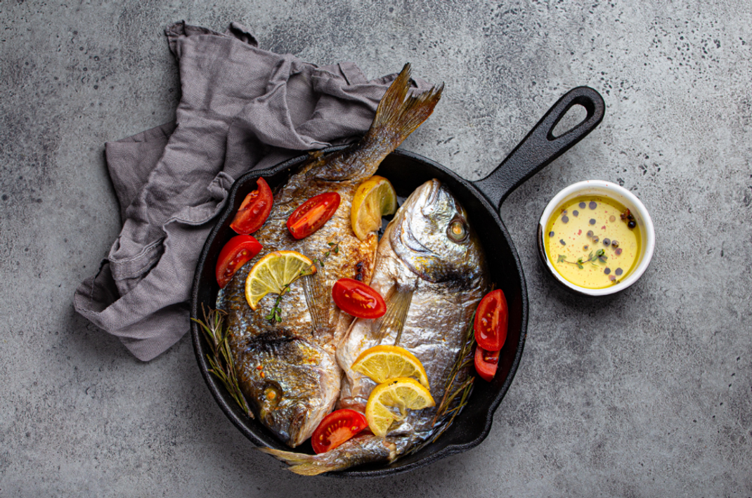 Mediterran abnehmen: Fisch und Gemüse kommen bei der Atlantik-Diät in die Pfanne.