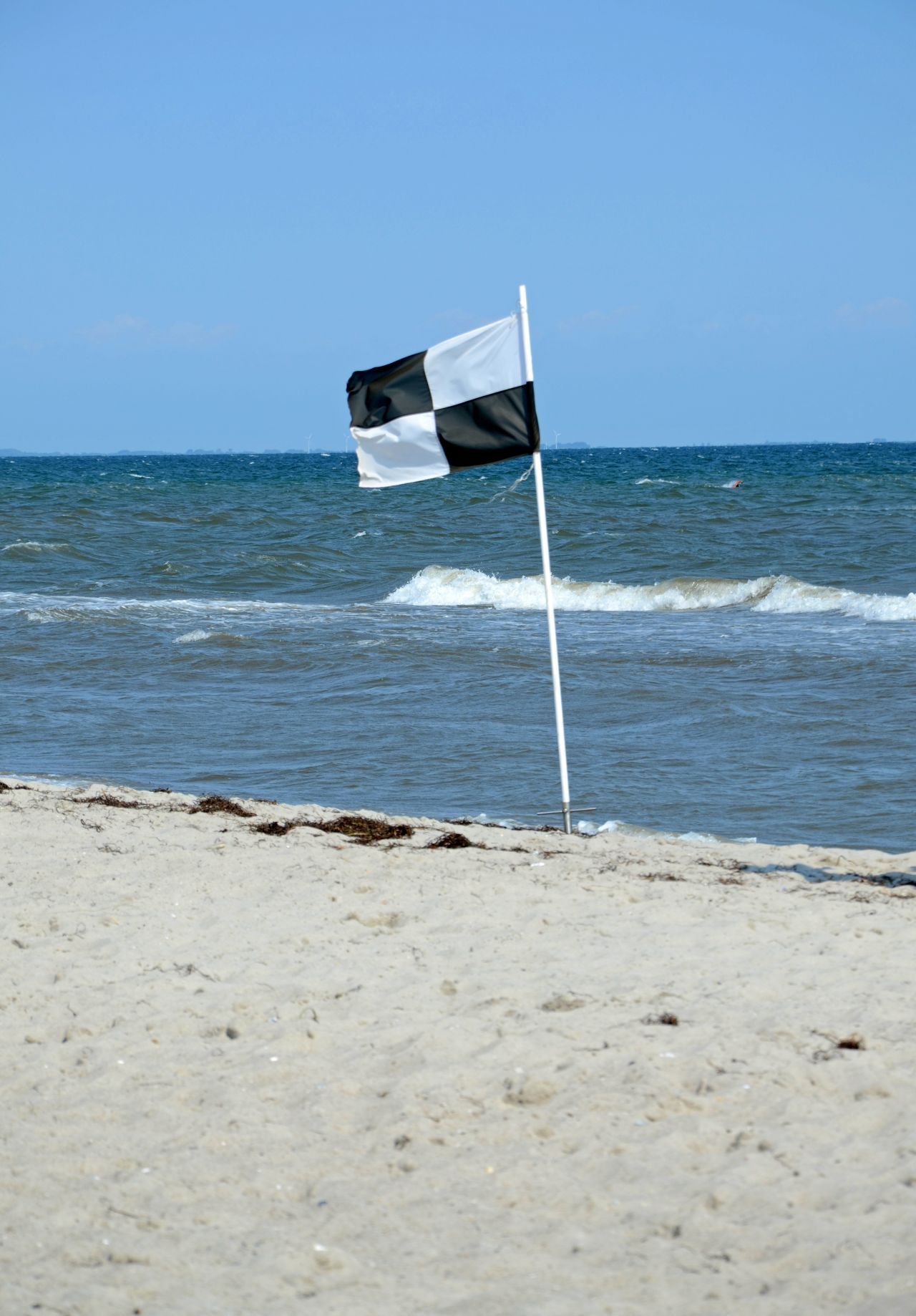 Schwarz-Weiß: Baden verboten, der Abschnitt ist für Boote und Wassersport reserviert.