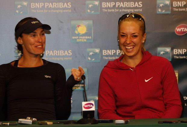 
                <strong>Macht Martina aus Lisicki wieder die "Bum-Bum-Bine"?</strong><br>
                Auch auf den gemeinsamen Pressekonferenzen herrscht gute Laune bei Hingis (links) und Lisicki. Die beiden treten übrigens bei manchen Turnieren auch gemeinsam im Doppel an.
              