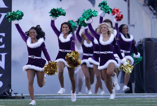 
                <strong>Baltimore Ravens</strong><br>
                Die Farben der Kleidchen variieren durchaus auch nach den Farben des Klubs.
              