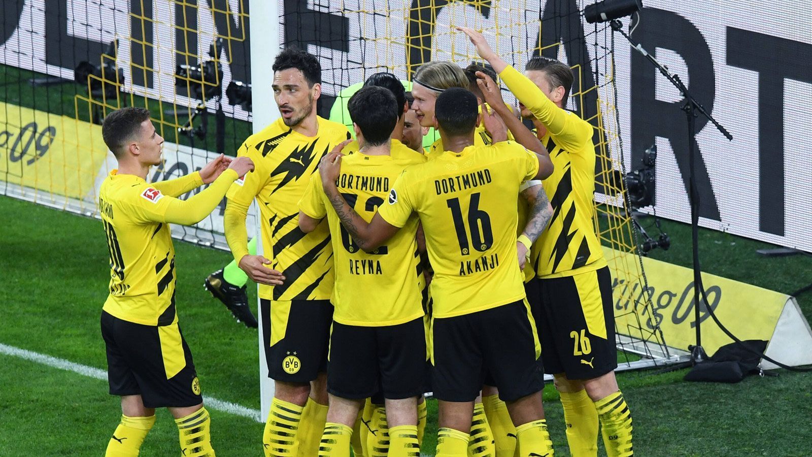 
                <strong>Die BVB-Stars gegen Union in der Einzelkritik</strong><br>
                Dortmunds Champions-League-Traum lebt! Gegen Union Berlin hat der BVB gleich doppelt Aluminium-Glück, auch das erste Tor beim 2:0 ist umstritten – am Ende fährt die Borussia aber den Dreier ein. So haben sich die Dortmunder gegen die Eisernen geschlagen.
              