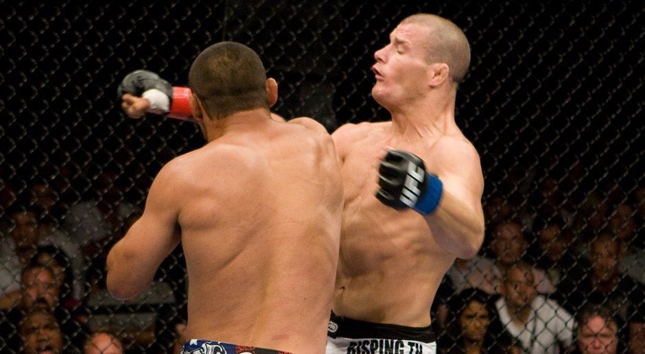 
                <strong>1: Dan Henderson vs. Michael Bisping, UFC 100, 09.07.2009</strong><br>
                Michael Bisping hatte Dan Henderson monatelang provoziert und kassierte dafür im Octagon die Quittung. Henderson schlug den britischen Sprücheklopfer in der zweiten Runde mit seiner gefürchteten "H-Bombe" K.o. und sprang nochmal mit einem Schlag nach. Dafür will sich Bisping rächen - in der Nacht zum 9. Oktober bei UFC 204, wo sich die beiden in einem WM-Kampf erneut gegenüberstehen (ab 4:00 Uhr live und exklusiv auf ranFIGHTING.de).
              