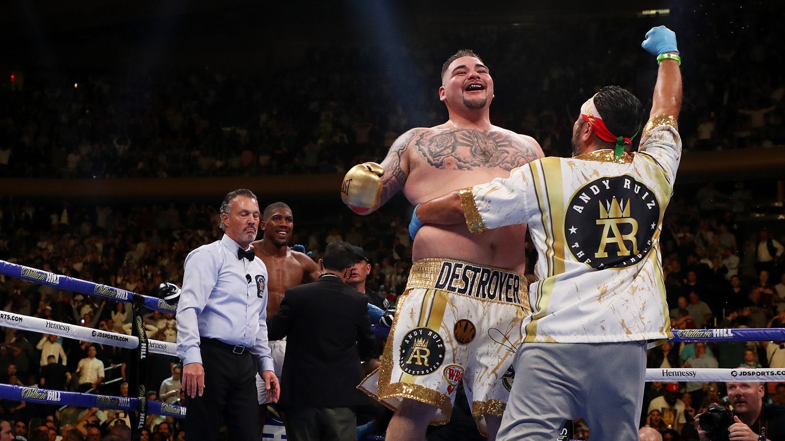 
                <strong>Andy Ruiz jr.: Lohn für harte Arbeit</strong><br>
                "Ich danke Gott, dass er mir diesen Sieg geschenkt hat. Davon habe ich geträumt, dafür habe ich hart gearbeitet. Ich kann gar nicht glauben, dass ich gerade meinen Traum habe wahr werden lassen", jubelt Ruiz.
              