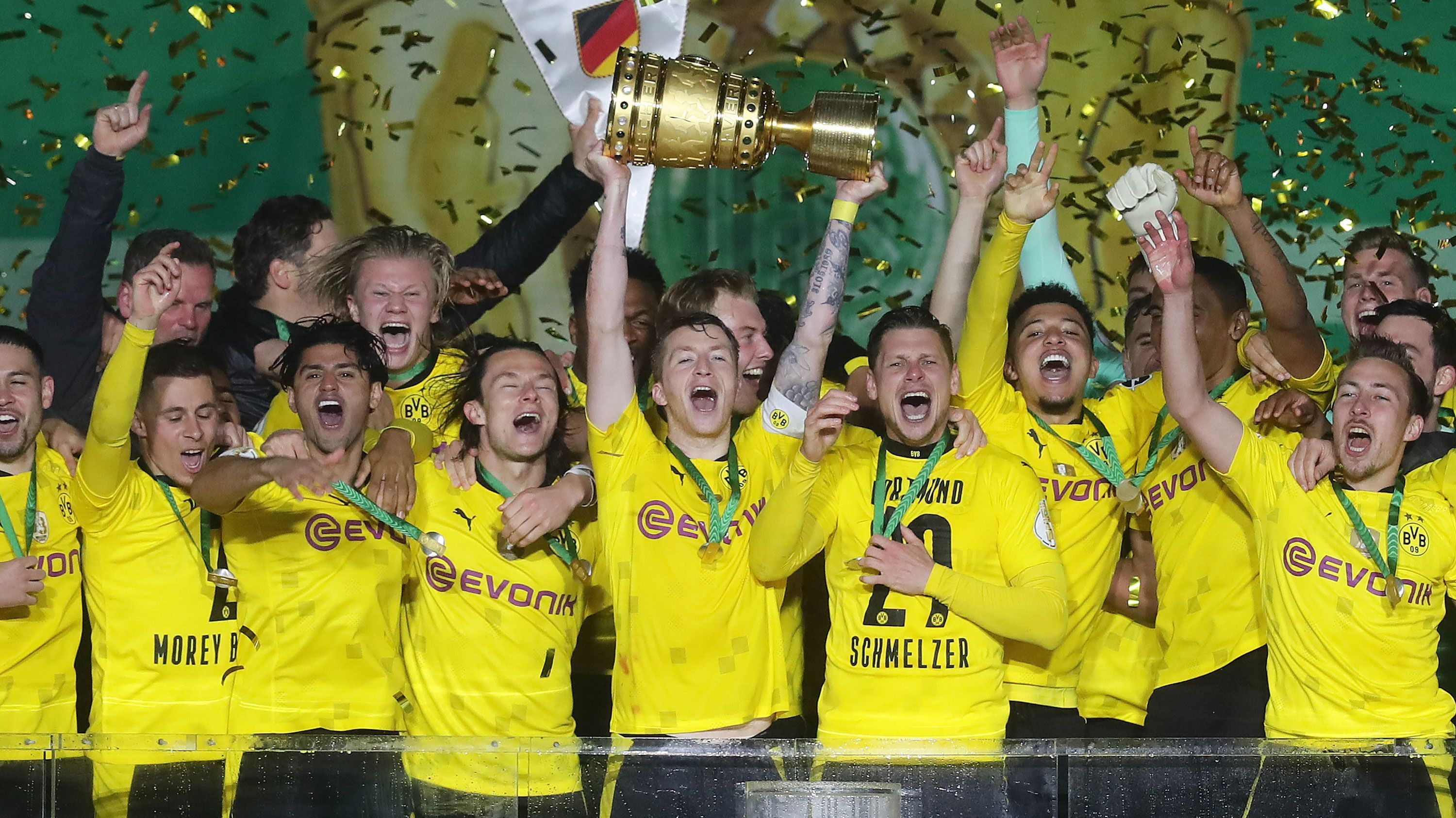 
                <strong>Da ist der Pott! Der BVB holt den DFB-Pokal</strong><br>
                Mit einem 4:1-Sieg (3:0) gegen RB Leipzig gewinnt Borussia Dortmund das Finale im DFB-Pokal! Die Dortmunder sichern sich den fünften DFB-Pokal-Sieg in ihrer Vereinsgeschichte. ran.de zeigt, wie der BVB seinen Sieg im Berliner Olympiastadion feiert.
              