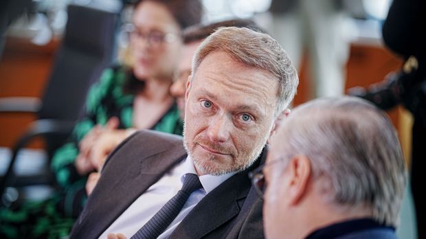 Finanzminister Christian Lindner nimmt an einer Sitzung des Bundeskabinetts teil.